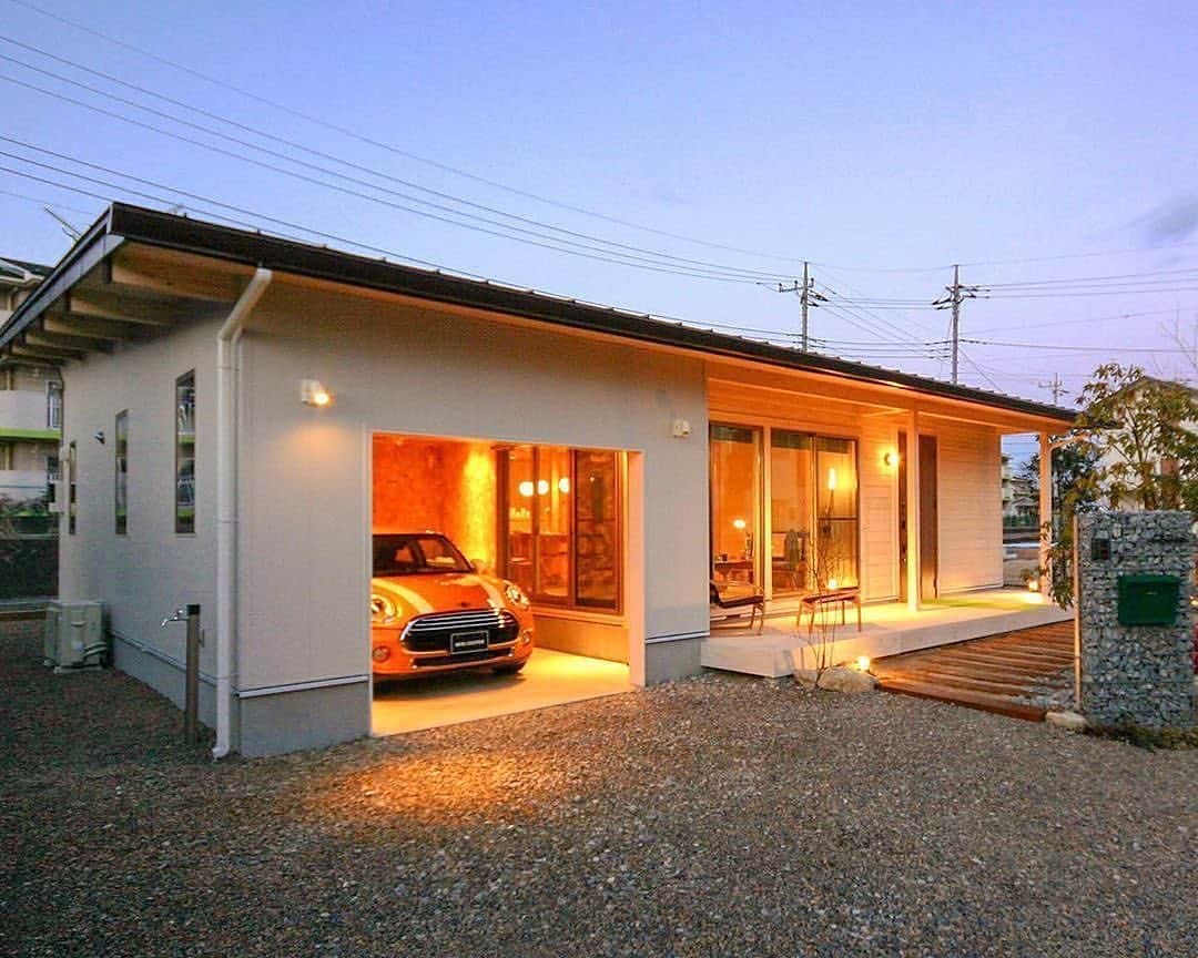 ネキストホームのインスタグラム：「明かりが綺麗に灯るお家🥰 その他の施工事例は　@nexthausdesign1947 からホームページへ行ってチェックしてください✨  この#施工例 は #平屋 のスタンダード #FREEQHOMES #COVACO #コバコ 本体価格：1337万円（税別）から  ・ - - - - - - - - - - - - - - - - - - - - - ・ 時を超えた、 新しいスタンダード。 #NEXTHAUSDESIGN ・ - - - - - - - - - - - - - - - - - - - - - - - - - - - - more photos → @nexthausdesign1947 - - - - - - - - - - - - - - - - - - - - - - - - - - - - ・ #ネクストハウスデザイン は心地よい#木の家 をお客様と一緒につくる#木造 の#注文住宅 を中心とした、創業1947年に創業した#宇都宮市 の#工務店 です。 ・ 大手ハウスメーカー 等が推奨する、30年ごとに建て替える家ではなく、#無垢材 やモイス などの#自然素材 を使い、そのご家族の#暮らし 方に合わせた#心地よい暮らし をご提案しています。 ・ そんな#家づくり を実際に体感できる#モデルハウス がありますので、ぜひご見学ください。 ・ あなたの理想の#マイホーム の答えが私たちの#家づくり にあります。 ・ #新築 用の#土地探し から#住宅ローン 等の資金計画まで、DMやメール、お電話等でいつでもご相談ください。 ・ #マイホーム計画 中の方は、HPより資料請求して頂ければ、コンセプトブック等をお届けいたします。 ・ ↓のプロフィール欄からHPに移動できます。 ・ - - - - - - - - - - - - - - - - - - - - - @nexthausdesign1947 - - - - - - - - - - - - - - - - - - - - - ・ ・ 施工対応エリア ・ #栃木県 全域 #宇都宮市 #さくら市 #真岡市 #下野市 #日光市 など ・ 車で1時間以内の範囲を主に施工エリアとしていますが、それ以外の地域の方もお気軽にご相談ください。 - - - - - - - - - - - - - - - - - - - - - このインスタの管理人は世界を変える住宅屋 @mizonobe です。 家づくりに関することも、そうで無いことも ご相談お待ちしてます！」