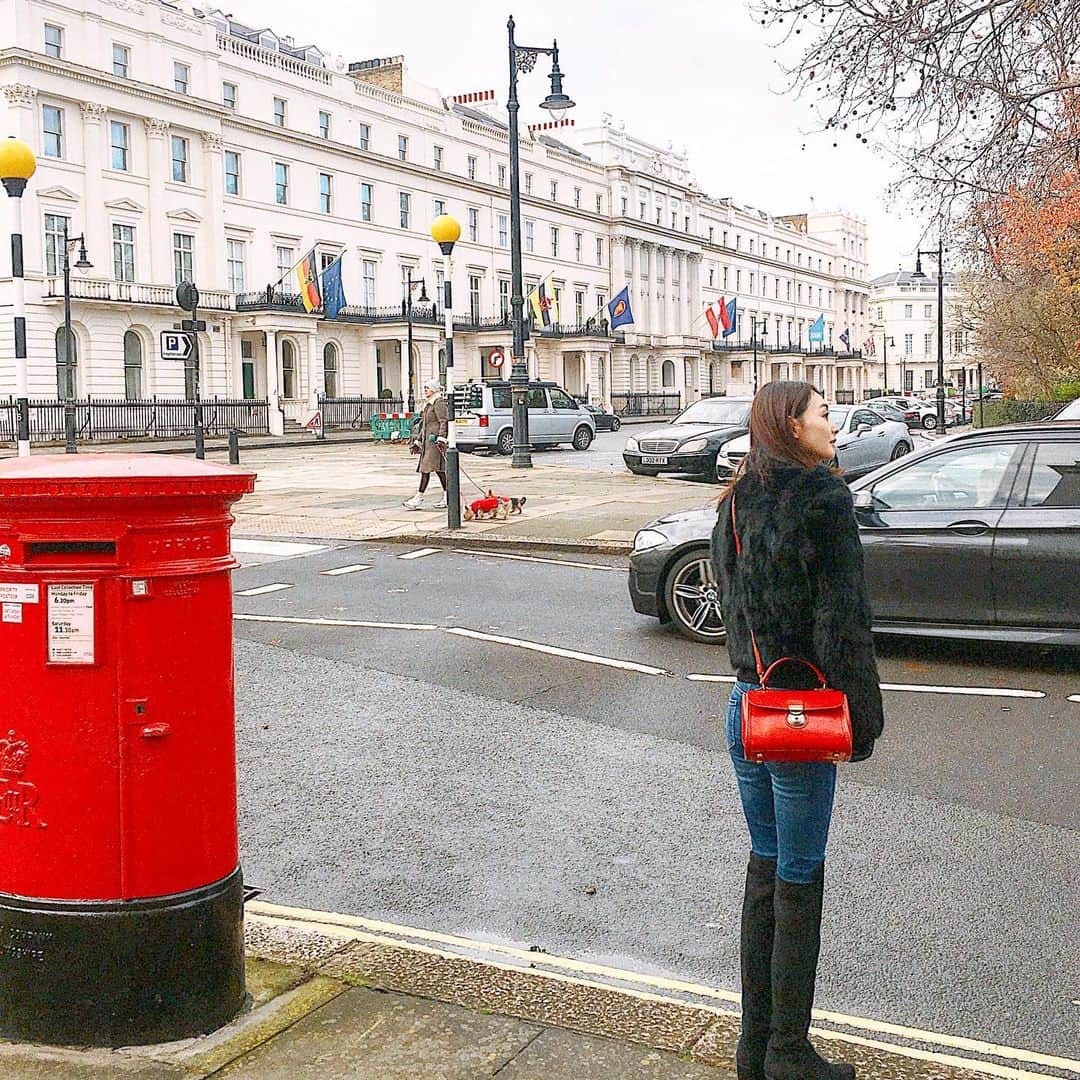 渡辺枝里子さんのインスタグラム写真 - (渡辺枝里子Instagram)「【冬コーデについて🇬🇧☃️】  前々回のポストで、私服について質問を頂きましたので少し載せます😌  普段はパンツスタイルが多いです。 年齢を重ねて、身につけるカラーもベーシックカラーが多くなってきたように思います☺️  ロンドンは真冬並みの寒さになってきたので、この日はファージャケットをおろしました。  ロングブーツは @stuartweitzman の5050。 沢山歩いても足が疲れないので気に入っています☺️ちなみにヒールは4cmです👠  * * * * * #london #uk #londondiaries #londonlife #winterfashion #stuartweitzman #longboots  #fashion #code #codenate #denimstyle  #lロンドン　#イギリス　#ロンドン日記　#ロンドンライフ　#海外　#冬コーデ  #コーデ　#ファッション　#スチュアートワイツマン  #デニムコーデ  #渡辺枝里子」12月9日 6時28分 - eriko_watanabe_21