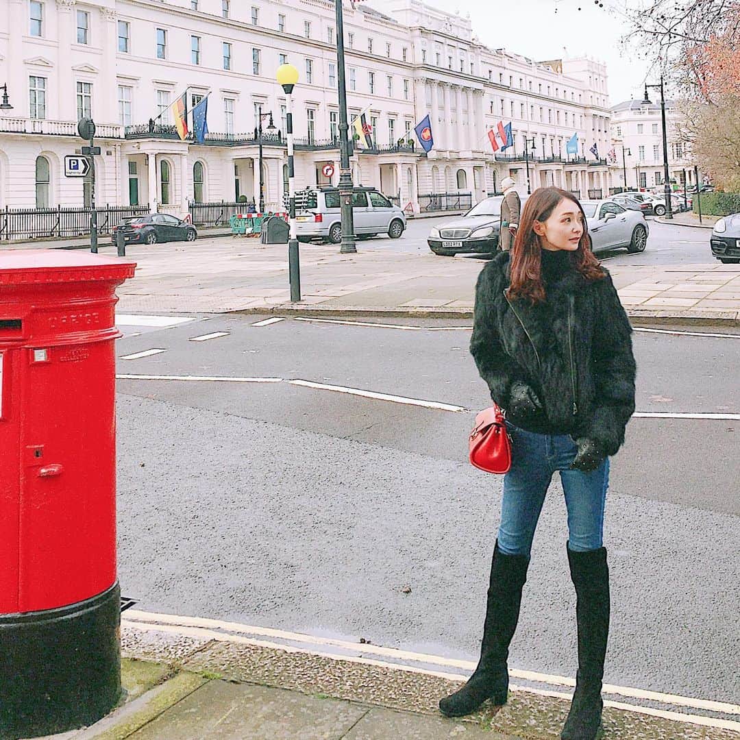 のインスタグラム：「【冬コーデについて🇬🇧☃️】  前々回のポストで、私服について質問を頂きましたので少し載せます😌  普段はパンツスタイルが多いです。 年齢を重ねて、身につけるカラーもベーシックカラーが多くなってきたように思います☺️  ロンドンは真冬並みの寒さになってきたので、この日はファージャケットをおろしました。  ロングブーツは @stuartweitzman の5050。 沢山歩いても足が疲れないので気に入っています☺️ちなみにヒールは4cmです👠  * * * * * #london #uk #londondiaries #londonlife #winterfashion #stuartweitzman #longboots  #fashion #code #codenate #denimstyle  #lロンドン　#イギリス　#ロンドン日記　#ロンドンライフ　#海外　#冬コーデ  #コーデ　#ファッション　#スチュアートワイツマン  #デニムコーデ  #渡辺枝里子」