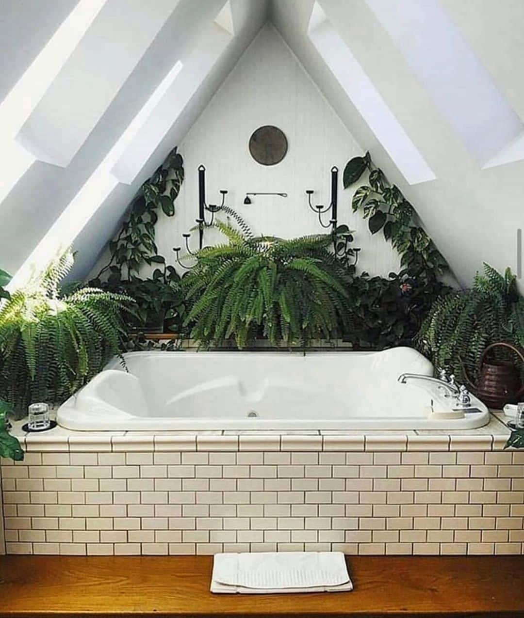 Crazy Roomsのインスタグラム：「Who wants to bathe here 😍✨💭 ft @unsplash」