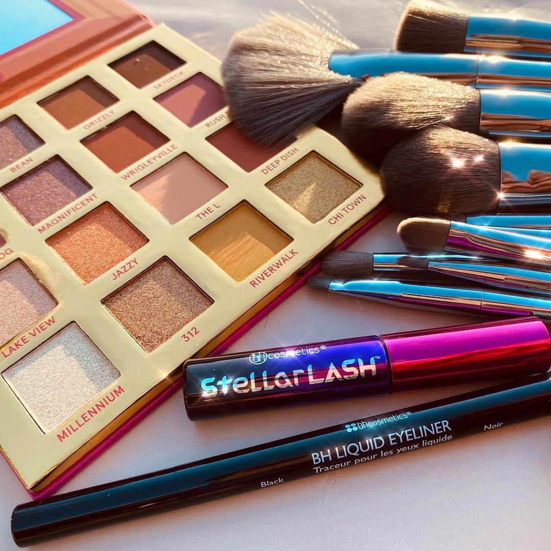 BH Cosmeticsさんのインスタグラム写真 - (BH CosmeticsInstagram)「Rosa-approved products that are sweet as can be 😇 Lemme find out about this SUGAR bundle:  Includes: 💅🏽Chillin' in Chicago - 16 Color Shadow Palette 💅🏽Smoke 'n Mirrors - 10 Piece Brush Set 💅🏽BH Liquid Eyeliner 💅🏽Stellar Lash Mini Mascara  All for just $41.30 ($59 value)‼️  #RosasHolidayFaves #bhcosmetics」12月9日 6時30分 - bhcosmetics