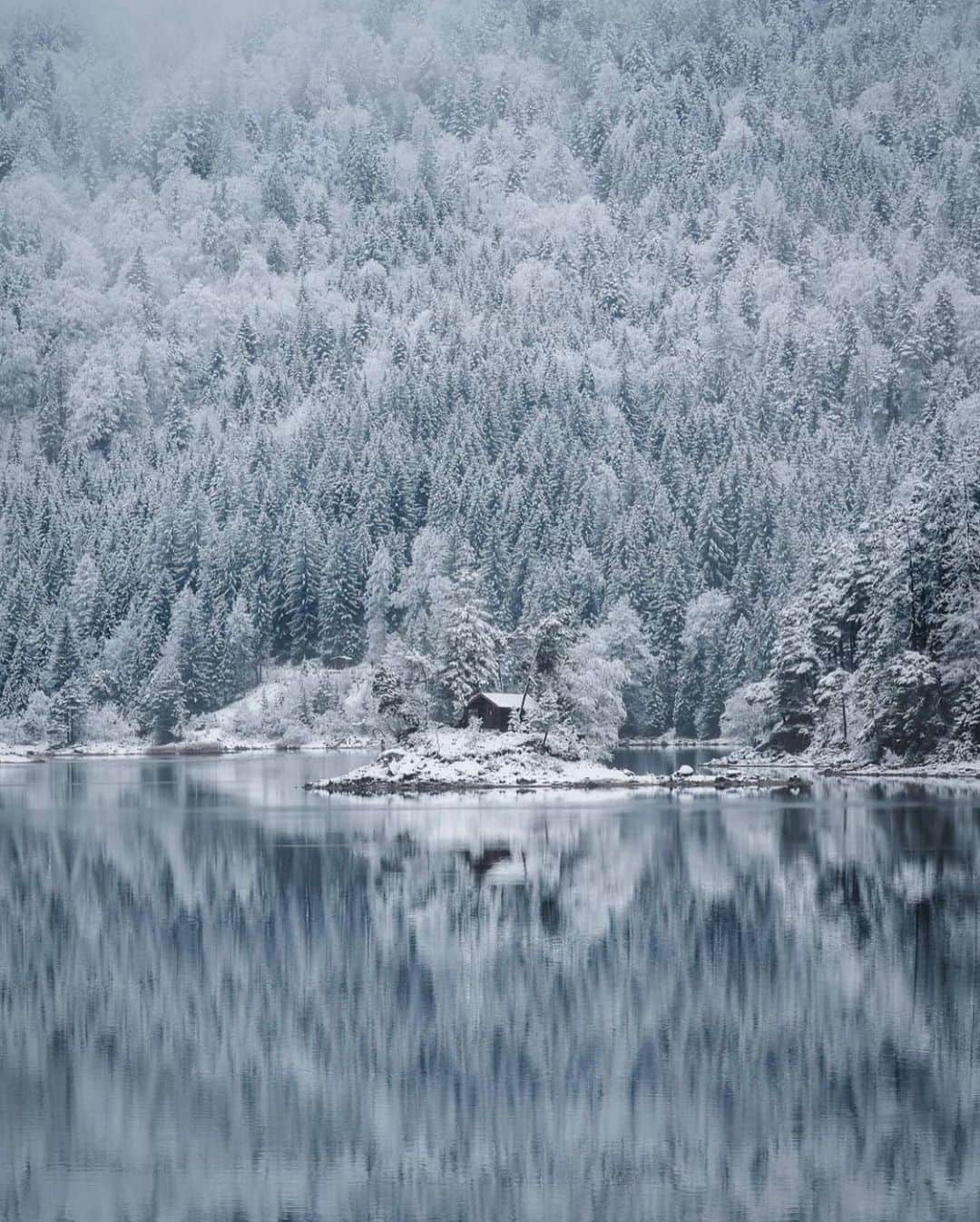 FOLKさんのインスタグラム写真 - (FOLKInstagram)「Snow day dreams for today’s favorites. 1.) @calin.charles 2.) @zackkcore 3.) @prairierosephoto 4.) @shotsby_mark 5.) @monascherie 6.) @lightpoem」12月9日 6時50分 - folkmagazine