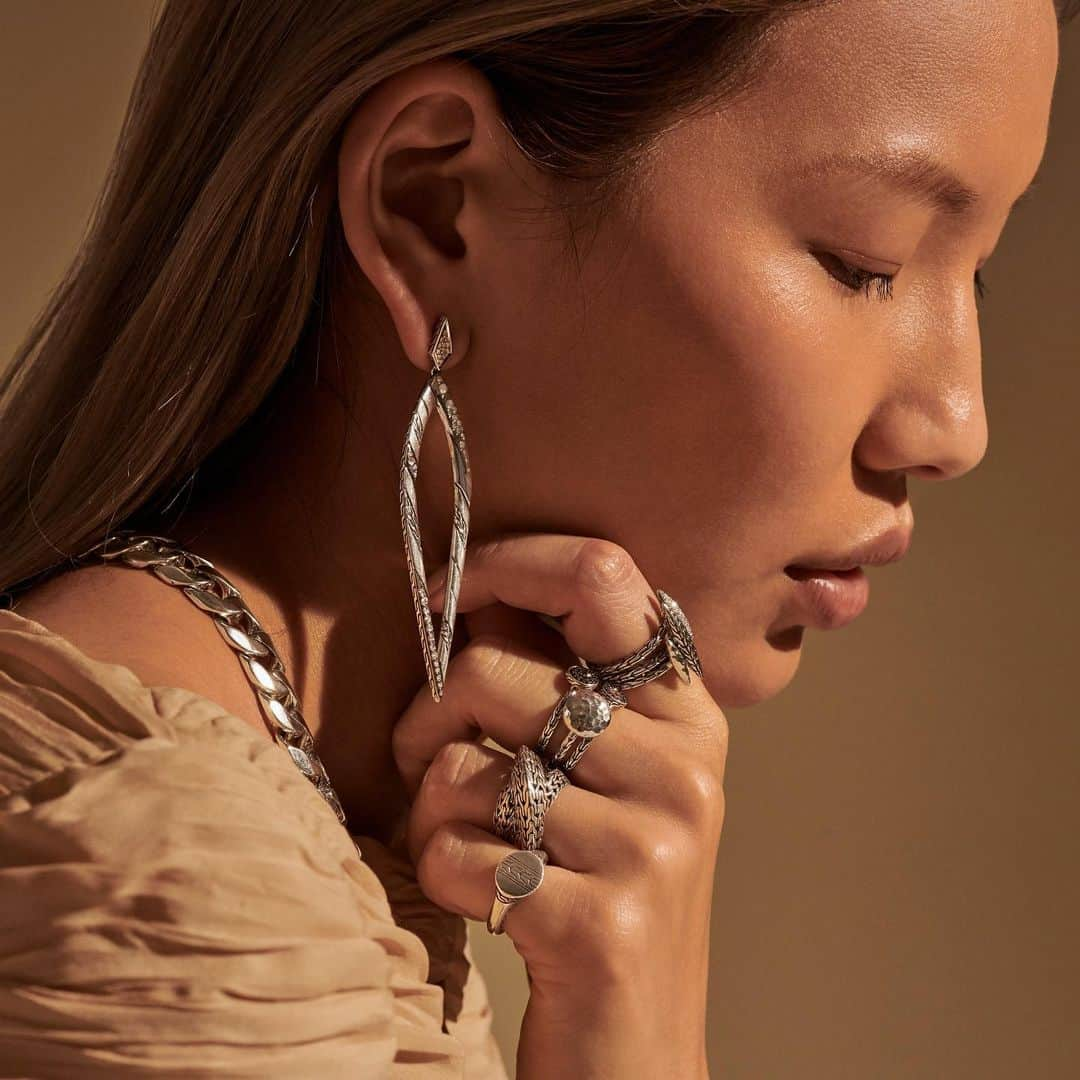 ジョン ハーディーさんのインスタグラム写真 - (ジョン ハーディーInstagram)「Commit to yourself with every ring — self-expression is forever. Shop hand-cast sterling silver adornments, link in bio.  #JohnHardy #HolidayGifts」12月9日 6時43分 - johnhardyjewelry