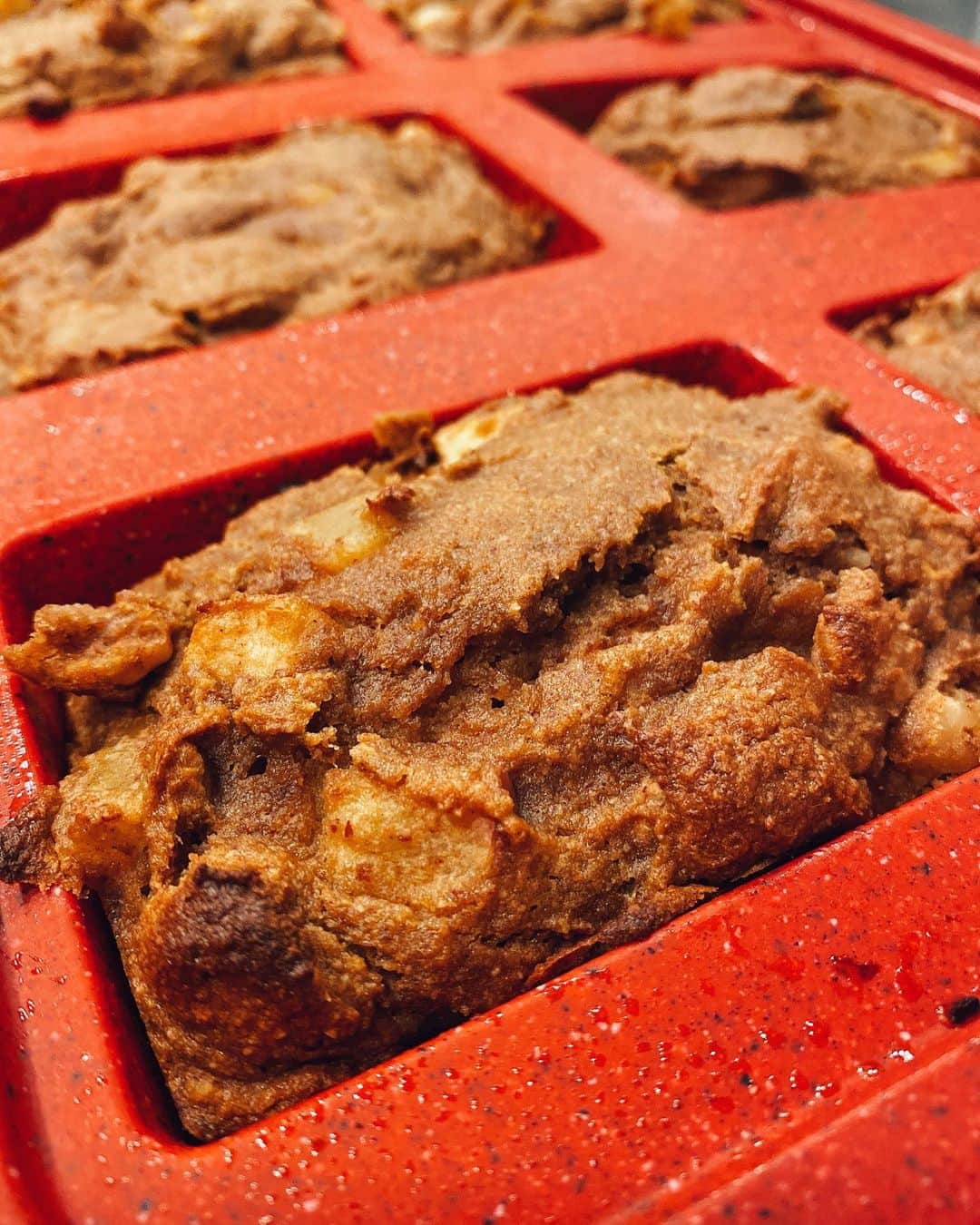 Sascha Barbozaのインスタグラム：「Tenía antojo de algo dulce y saludable, recurrir a esta receta que no falla, mi torta de manzana pero en moldes individuales, conseguí unos bellos de Navidad en target y quedó genial. Aquí les comparto la receta nuevamente.  . 2 tazas de manzana picada en rebanadas. 1 taza y media de edulcorante para cocinar, yo use uno a base de Alulosa, monk fruit y stevia, se mira igual que el azúcar regular, en las fotos pueden ver la marca, la compré en Amazon. También puede usar azúcar de coco pero tendrá más calorías y carbohidratos.  2 huevos. 1/2 taza de aceite de coco. 1 taza de harina de avena; para hacerla solo licúen la avena regular y luego la pasan por un colador. 1 taza de harina de coco o almendras. Si no tienen sencillamente usen otra de Avena. Canela al gusto, yo le pongo mucha. 1 cucharadita de polvo para hornear. 1 chorrito de vainilla.  3/4 taza de nueces picadas  Pre calienta el horno a 350°. Una vez que piques las manzanas colócalas en un envase hondo de vidrio y mételas en el microonda por minuto y medio, este paso es opcional pero ayuda a que las manzanas queden más cocidas en la receta. Mezcla en batidora: huevos, aceite, vainilla y azúcar. Aparte en un recipiente hondo mezcla las harinas, polvo para hornear y canela. luego mezcla estos ingredientes secos a la mezcla húmeda. Agrega las manzanas y las nueces, mezcla bien y coloca en un envase rectangular bien engrasado.  Hornea por aproximadamente 45 minutos, chequea  a partir de los 30 minutos, inserta un palillo en la mezcla y que salga limpio.  Una vez que estaba lista y desmoldar hable le agregué azúcar pulverizada (azucar glass) por encima es una sin calorías marca Truvia」