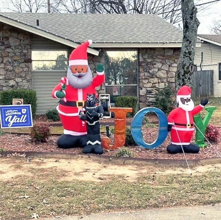 Good Morning Americaさんのインスタグラム写真 - (Good Morning AmericaInstagram)「When a family in an Arkansas neighborhood received a racist note about a 7-foot inflatable Black Santa decoration in their yard the family's neighbors rallied to support them in the best way. Link in bio for the sweet story.」12月9日 6時45分 - goodmorningamerica