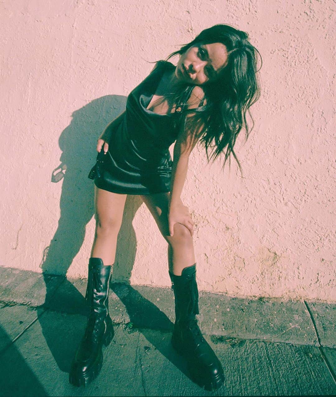 シエラ・ラミレスのインスタグラム：「you ever catch yourself watching a music video from 2013 & you start thinking “uhhh why tf aren’t they social distancing?” DAMN YOU, MISS RONA😩」