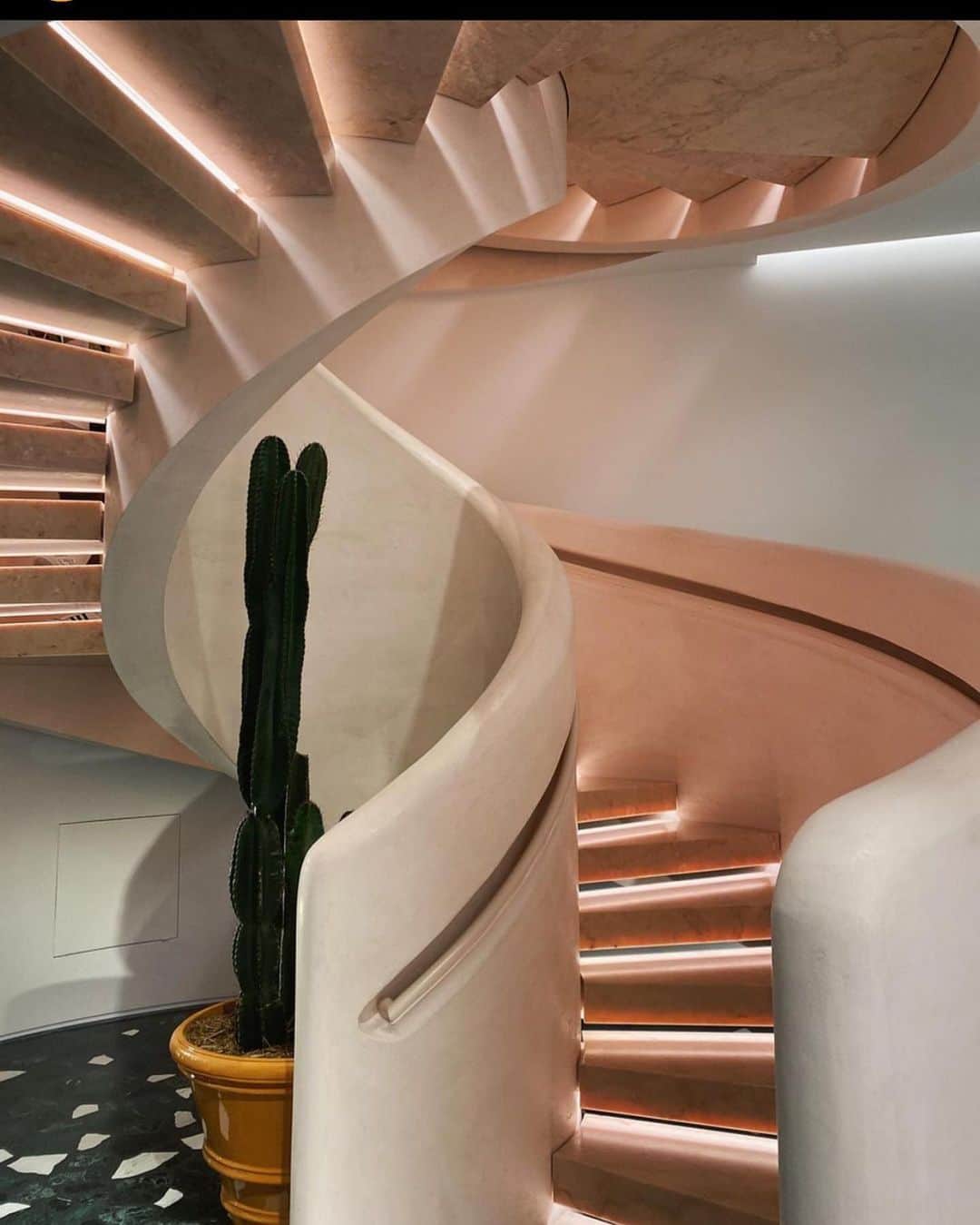 ブランクNYCさんのインスタグラム写真 - (ブランクNYCInstagram)「Winding into the week 📷 #bottegaveneta #staircase DREAM #design #miami」12月9日 6時48分 - blanknycjeans