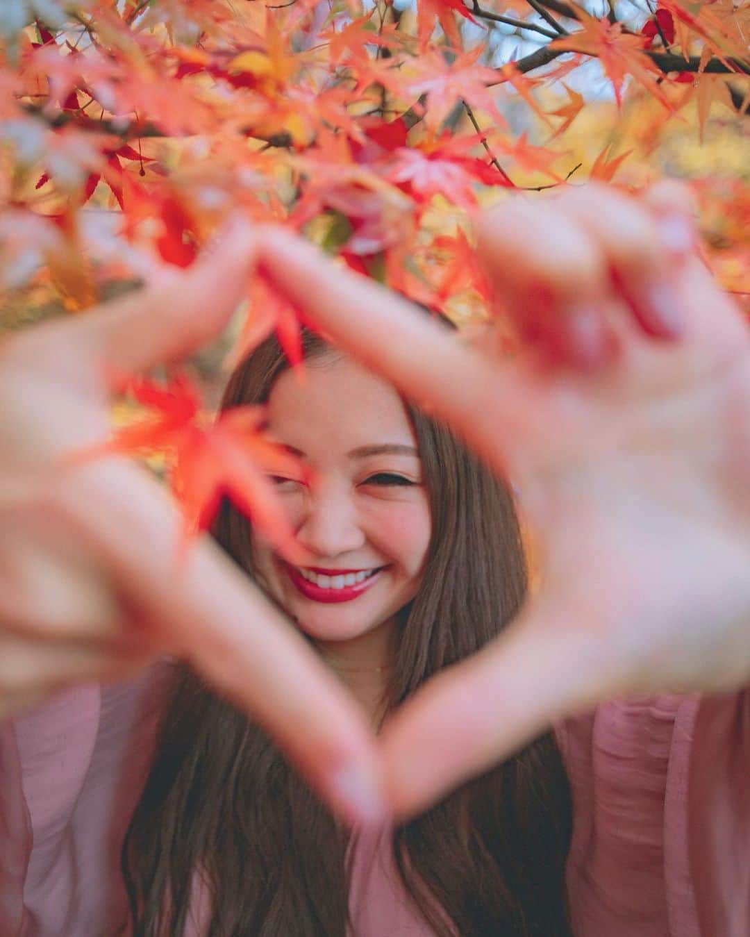 のインスタグラム：「📷🍂🍁  ウインクできない病😉ポーズに困るといつもやりがちなこれ📷🍁🍂  気付いたら1週間以上も投稿サボっちゃってた😭  秋の写真まだあるのに、今年が終わってしまう😖  🌸  🌸 Photo @mina0822_photo  🌸  ❤ 🌸   ・  #daily_photo_jpn  #team_jp_ #IG_PHOS#japan_daytime_view#ポートレート #被写体 #genic_mag#instagram#IGersJP #retrip_nippon #hubsplanet  #カメラ女子 #カメラ好きな人と繋がりたい #ファッション #ファインダー越しの私の世界 #サロンモデル#tokyocameraclub #awesome_earthpix  #タビジョ#art_of_japan_ #hellofrom #ビジョビ #whim_member #earth_portraits #紅葉#japan_of_insta#retrip_nippon #写真撮ってる人と繋がりたい#gpw_members_only」