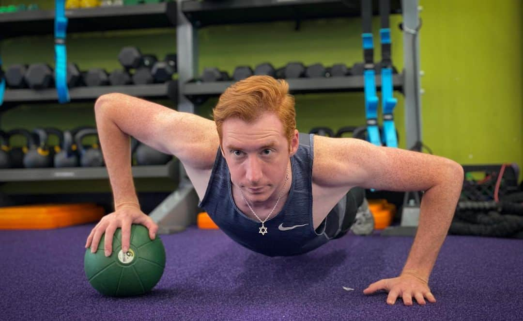 ショーン・ラビットさんのインスタグラム写真 - (ショーン・ラビットInstagram)「Ever tried a medicine ball push-up? 💪🏻🏀 メディセン・ボール腕立てやったことがある？ - Here is why! Great way to continue your at home workouts or increase your mobility, stability, and rage of motion as well as increasing stability in your core! Try it! - 自宅でのトレーニングを継続したり、可動性、安定性、可動域を増やしたり、コアの安定性を高めたりするのに最適な方法です。 それを試してみてください！ . . . . . . Sean Rabbitt Team USA Figure Skater & Coach NASM Certified Trainer - ショーンラビット チームアメリカスケート選手とスケートコーチ nasm認定パーソナルトレーナー マイプロテイン日本アスリート . . .  #figureskating  #фигурноекатание #upperbodyworkout  #training  #foodie  #fitfam  #travel  #love  #ootd  #japan  #anytimefitness  #homeworkouts #アメリカ #フィギュアスケート  #トレーニング  #メンズファッション  #筋トレ  #モデル  #イケメン  #ファッション  #おしゃれさんと繋がりたい  #今日の服  #いいね返し  #インスタ映え  #可愛い  #エニタイムフィットネス #おはよう #スポルテック #ボディーメイク」12月9日 6時59分 - seanrabbitt