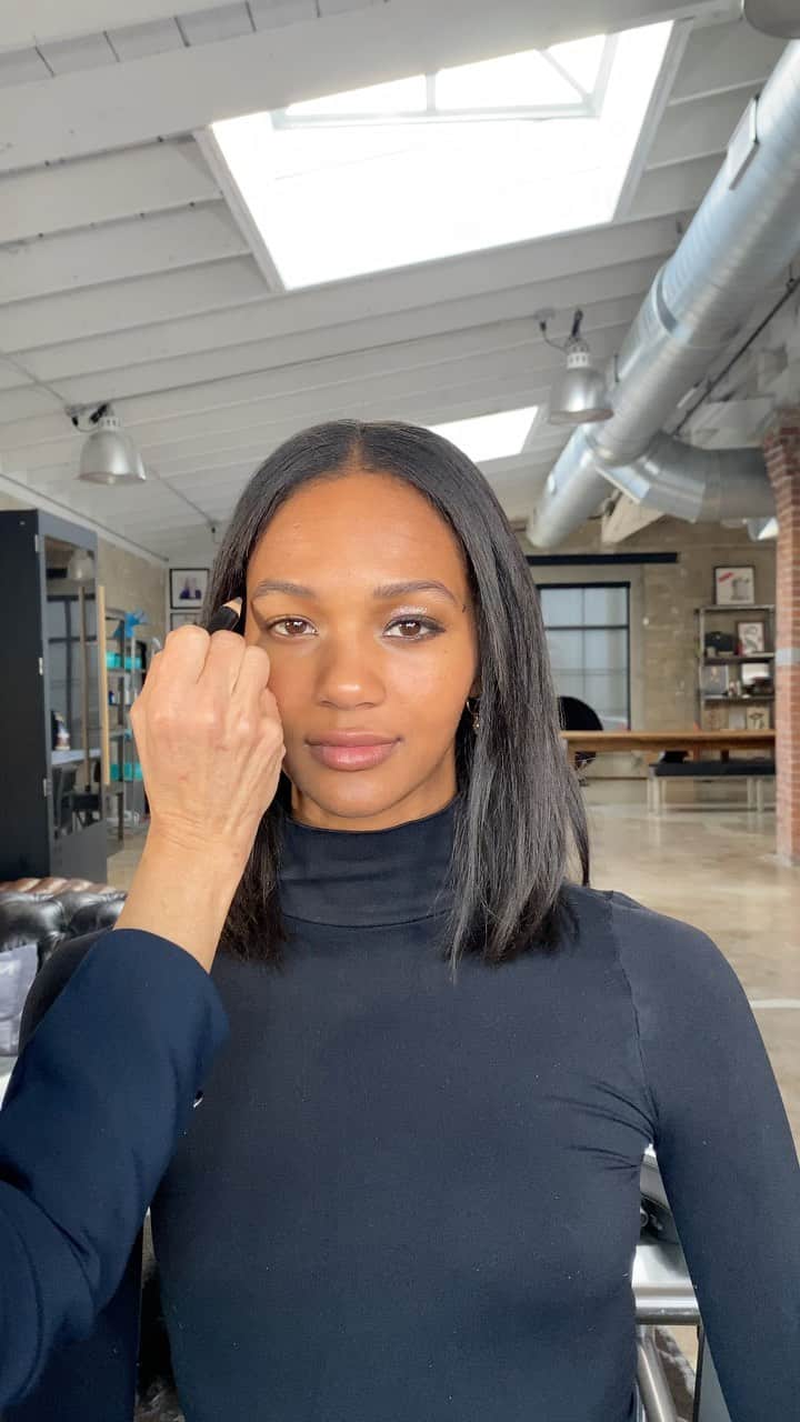 ボビー・ブラウンのインスタグラム：「@delightyy is wearing all @jonesroadbeauty — Just A Sec in Bronze on the lid, Sparkle Wash in So Pretty to add a little sparkle on the lid, The Best Pencil in Black on top lash line and The Best Pencil in Brown on lower lash line. I also used a bit of brown eyeliner on the lid as shadow and blended it, a few coats of The Mascara in Pitch Black and the Brow Pencil (coming soon) to really accentuate the brows. Head to justBOBBI.com to get more holiday makeup looks you can do at home.」