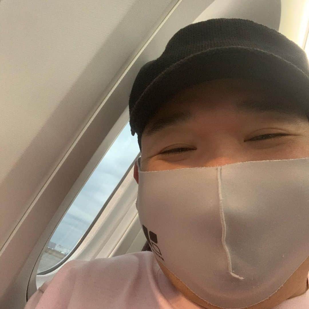 内山信二のインスタグラム：「おはよう😃  朝からおじさんのアップですいません😅  これから久しぶりに福岡に行ってきます！  このご時世なのであまり出歩けませんが、美味しい物は絶対食べたいので最新博多グルメ情報待ってます😋😋😋  #福岡 #博多 #グルメ #情報 #ください #内山信二」
