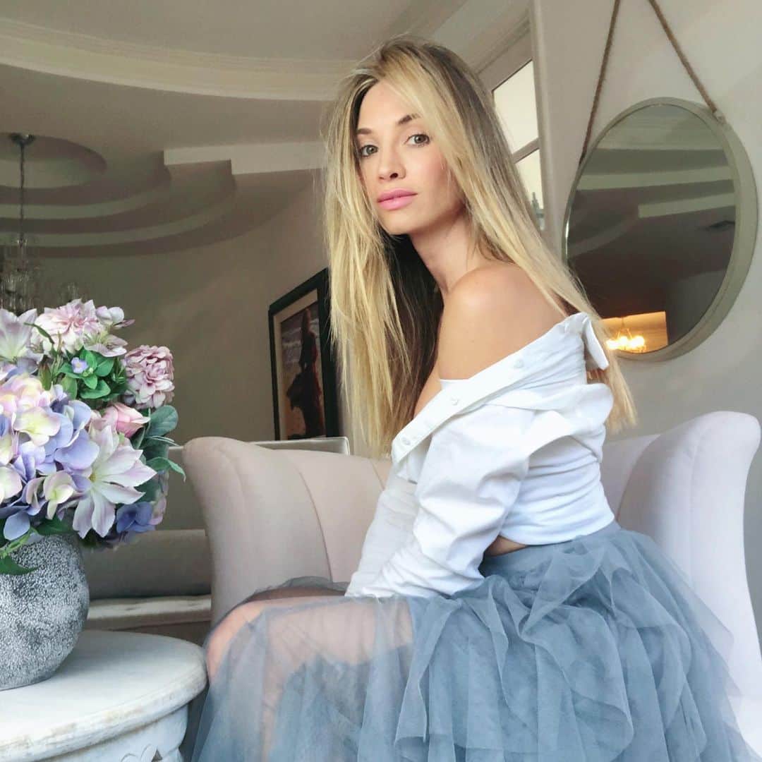 ブルック・バトラーのインスタグラム：「Quarantine/Stay at home, but make it a Fairy Tale🕊」
