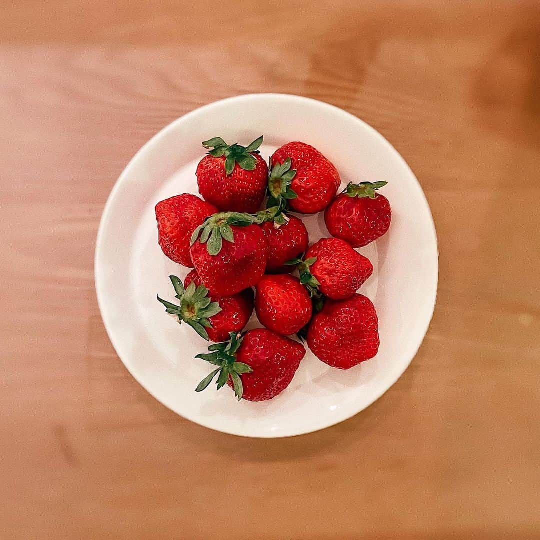 鈴木芳奈のインスタグラム：「最近はすごく乾燥してるのでフルーツがめちゃくちゃ美味しいね〜✨☺︎☺︎ 朝食はいただいたいちごちゃん🍓 そかそか、もう、私の大好きな苺の季節かぁ〜 今日も＼おはようございます／ 風邪ひかないようにあたたかくするんだよ #役者 #俳優 #女優 #山形出身 #act #actor #actress #苺 #フルーツ」