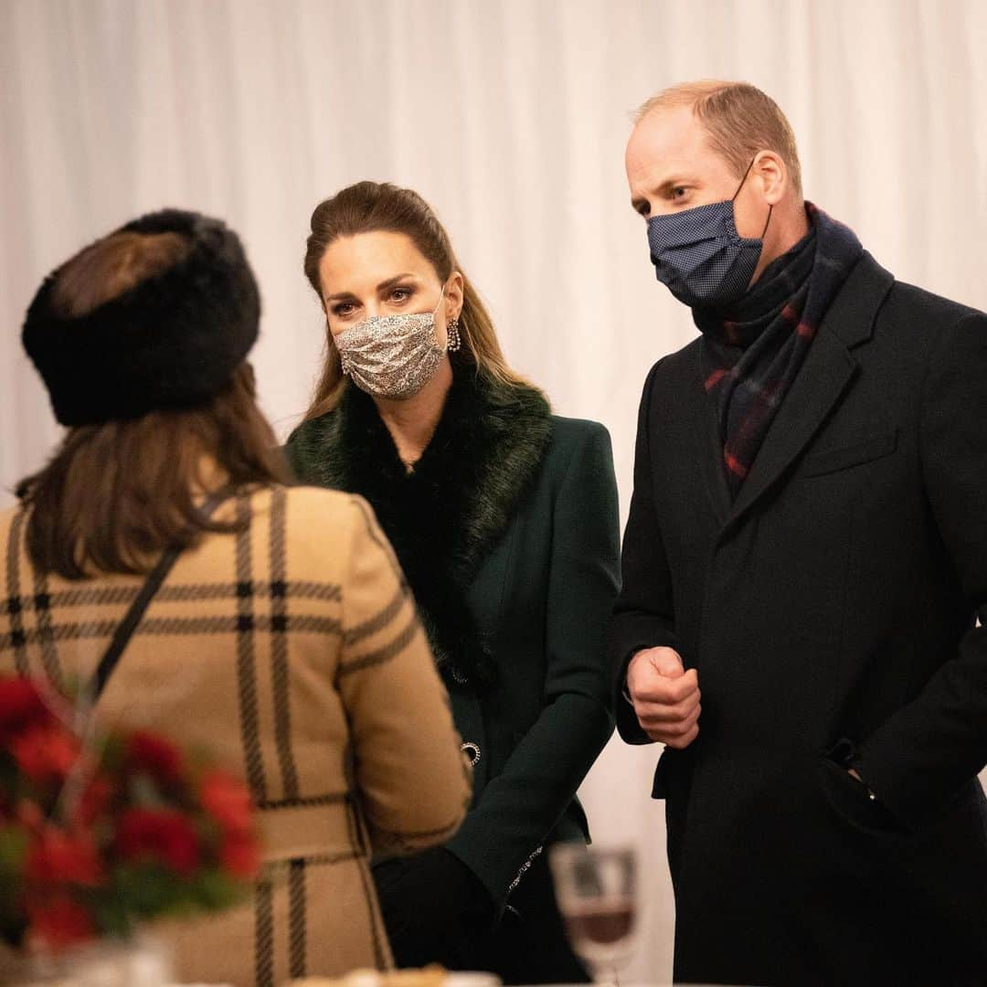 ウィリアム（ケンブリッジ公）さんのインスタグラム写真 - (ウィリアム（ケンブリッジ公）Instagram)「Marking the conclusion of the #RoyalTrainTour, The Duke and Duchess of Cambridge joined Her Majesty The Queen and Members of The Royal Family to thank local volunteers and key workers at a special gathering in the quadrangle of Windsor Castle.  After listening to a selection of Christmas carols performed by the @salvationarmyuk band, The Duke and Duchess greeted a number of local volunteers and key workers from organisations and charities in Berkshire, who will be volunteering or working to help others over the Christmas period.  Many of the charities represented this evening have been funded by @national_emergencies_trust_, of which The Duke is Patron.  Photo credit: Max Mumby/Getty Images  📍 Windsor 🚂 #RoyalTrainTour」12月9日 7時00分 - princeandprincessofwales