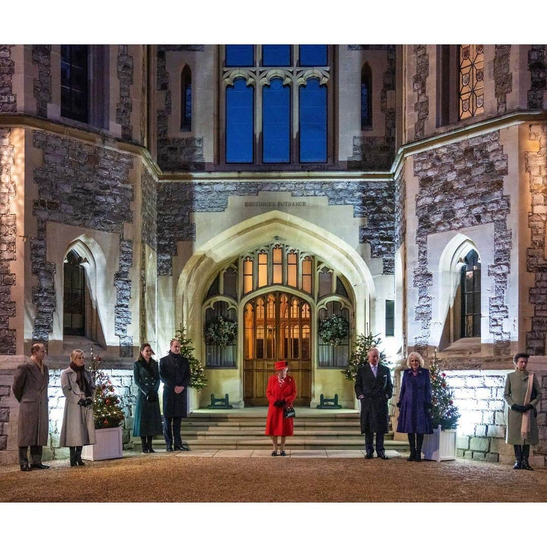 ウィリアム（ケンブリッジ公）さんのインスタグラム写真 - (ウィリアム（ケンブリッジ公）Instagram)「Marking the conclusion of the #RoyalTrainTour, The Duke and Duchess of Cambridge joined Her Majesty The Queen and Members of The Royal Family to thank local volunteers and key workers at a special gathering in the quadrangle of Windsor Castle.  After listening to a selection of Christmas carols performed by the @salvationarmyuk band, The Duke and Duchess greeted a number of local volunteers and key workers from organisations and charities in Berkshire, who will be volunteering or working to help others over the Christmas period.  Many of the charities represented this evening have been funded by @national_emergencies_trust_, of which The Duke is Patron.  Photo credit: Max Mumby/Getty Images  📍 Windsor 🚂 #RoyalTrainTour」12月9日 7時00分 - princeandprincessofwales