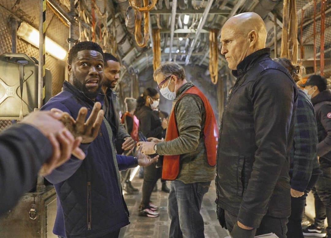 ケビン・ハートさんのインスタグラム写真 - (ケビン・ハートInstagram)「Candid moments captured on the set of “Man From Toronto” 😂😂😂😂 .....Caption this 😂😂😂」12月9日 7時01分 - kevinhart4real