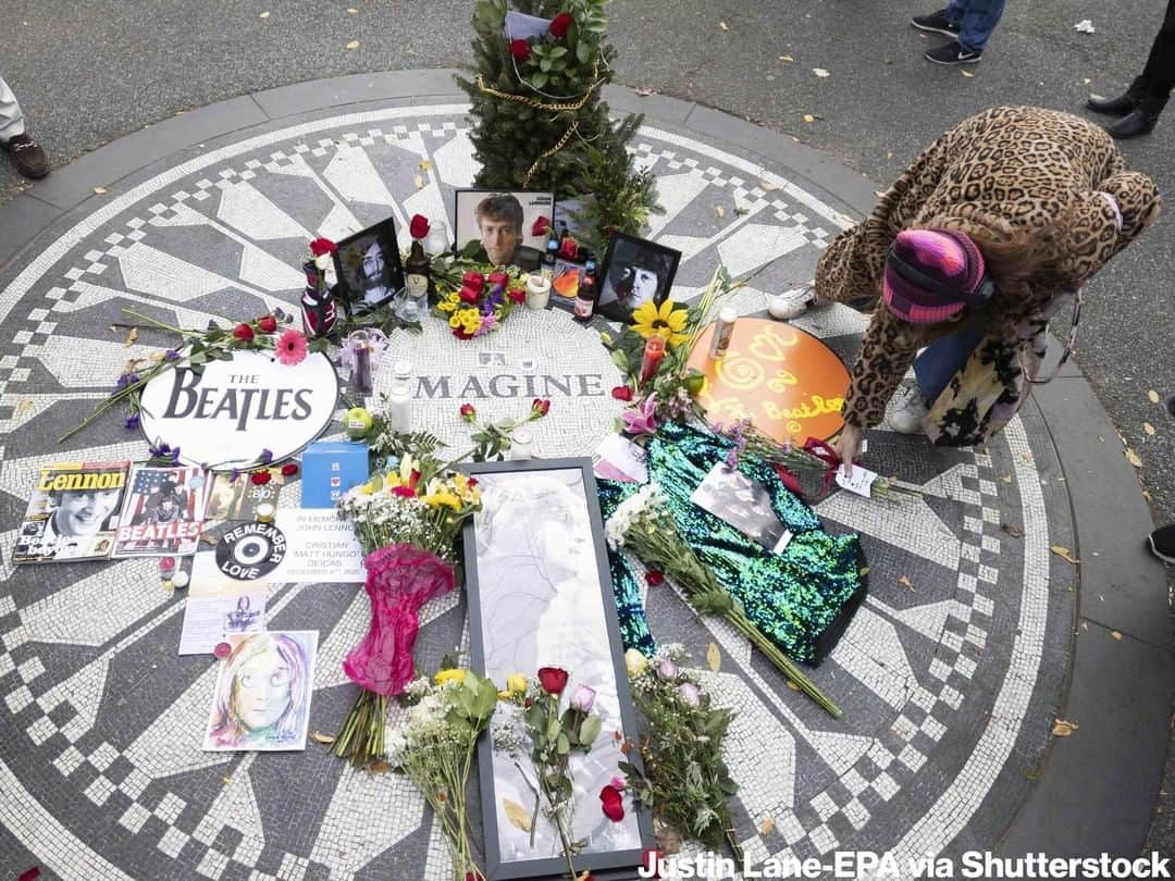 ABC Newsさんのインスタグラム写真 - (ABC NewsInstagram)「A woman places flowers at the permanent memorial to John Lennon in the Strawberry Fields section of New York City’s Central Park as people gather to mark 40 years since Lennon's murder outside his Manhattan apartment. #johnlennon #thebeatles」12月9日 7時01分 - abcnews