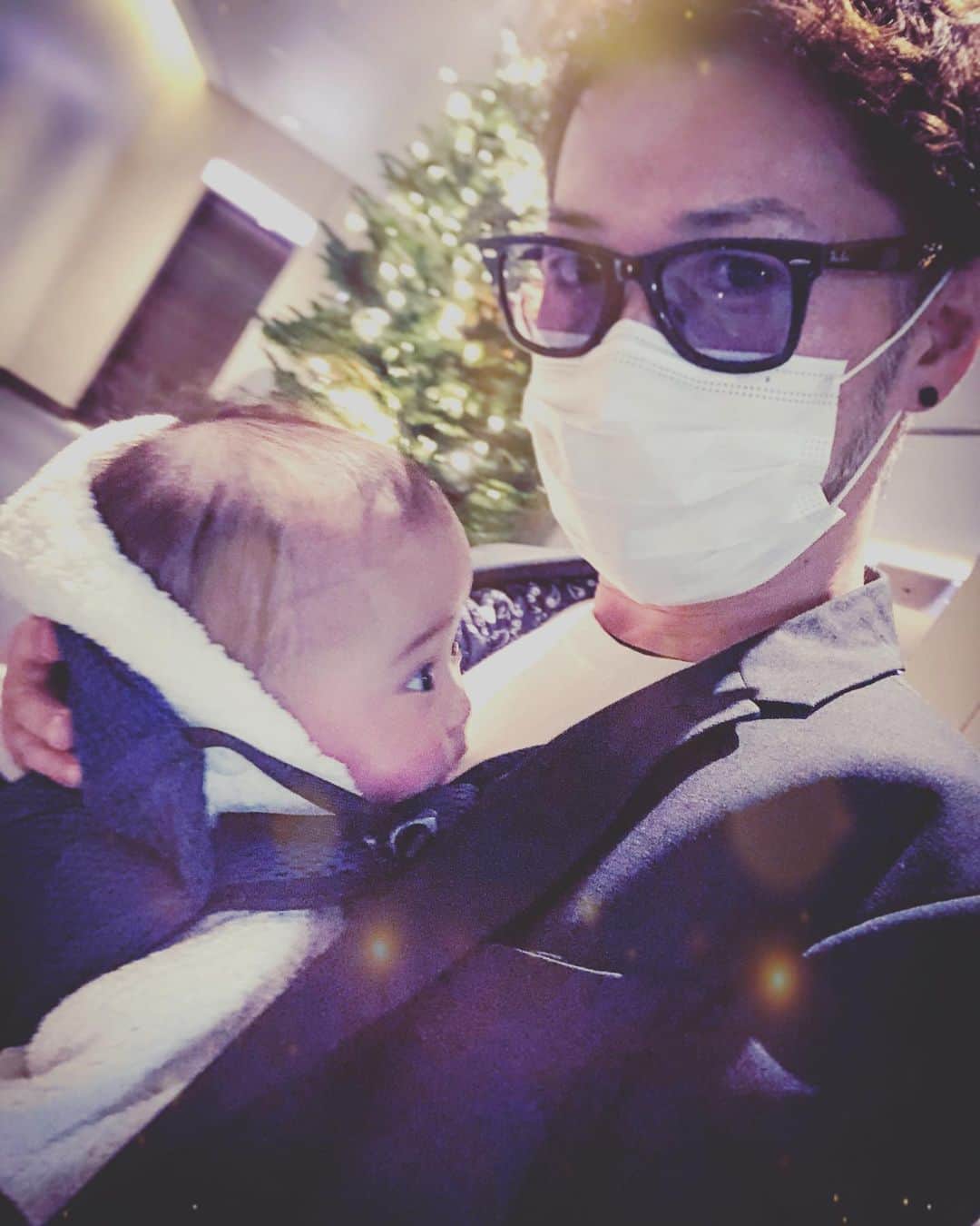 遠山雄也さんのインスタグラム写真 - (遠山雄也Instagram)「#RELAXX . . はい、おはよう😄 今日は定休日💤 . 明日以降のご予約でお待ちしてます！ . . . もうすぐクリスマス🎄 . #パパと娘 . . #生後174日 #女の子ベビー . . . . #育児記録 #子供のいる暮らし . . #遠山雄也 #ヘアメイク . . ✂︎✂︎✂︎✂︎✂︎✂︎✂︎✂︎✂︎✂︎ RELAXXではスタッフを募集しています ✂︎✂︎✂︎✂︎✂︎✂︎✂︎✂︎✂︎✂︎ #美容師募集 #スタイリスト募集 #アシスタント募集 #ヘアメイク募集」12月9日 7時04分 - yuyatoyama