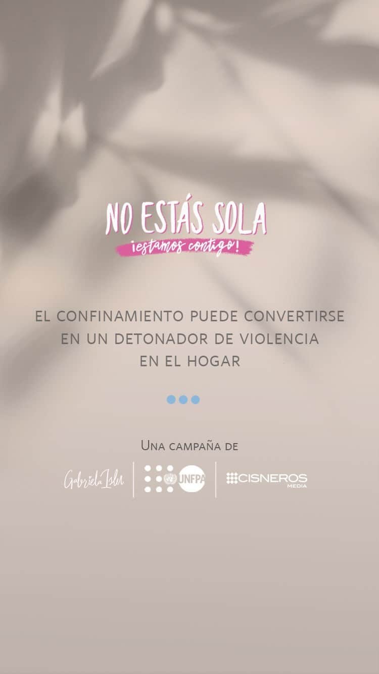 María Gabriela Isler Moralesのインスタグラム：「Las preocupaciones, el estrés, las presiones de trabajo, la inestabilidad económica, la pérdida de un ser querido, la dependencia y hasta la falta de afecto ☹️ son tan solo algunas de las razones que durante el confinamiento pueden aumentar los riesgos de sufrir de violencia basada en género en el hogar 🏡.  Niñas, adolescentes y mujeres 👧🏻👩🏻👩🏻‍🦱 durante esta pandemia se han quedado prácticamente encerradas con el agresor en casa sin poder protegerse de esas situaciones irregulares que ponen en riesgo su estabilidad física y emocional 😢.  Así que si conoces a alguien que necesite ayuda 🤝, o si en tu hogar se están vulnerando tus derechos, recuerda que #NoEstásSola y pide ayuda. ¡Protégete y defiende tus derechos, siempre! ❣️   Esta semana terminaremos los 🗓 16 días de activismo contra la violencia de género, pero la prevención nunca puede terminar. Todos tenemos que ser conscientes de la corresponsabilidad que tenemos para frenar las agresiones domésticas 💙.  ———————————————-  🟠 Si tú o alguien que conozcas está pasando por una situación de violencia basada en género, recuerda que puedes pedir ayuda ¡No estás sola! @unfpa_venezuela   Para apoyo especializado, puedes contactar los siguientes números:  • Táchira: 0412-3052971 y 0424-7120953 • Zulia: 0412-6643804 • Bolívar: 0412-8782826 y 0412-1850266 • Apure: 0426-4509229 y 0412-1243147 • Miranda y Distrito Capital: 0412-2273712  #CuarentenaNoEsSilencio #NoEstásSola #UNFPAEnAcción #ImpactoSocialCisneros #GabrielaIsler #PintaElMundodeNaranja #GeneraciónIgualdad #16Días  Diseño y concepto creativo: @gabrielailustra  Animación y edición: @miquelena_」