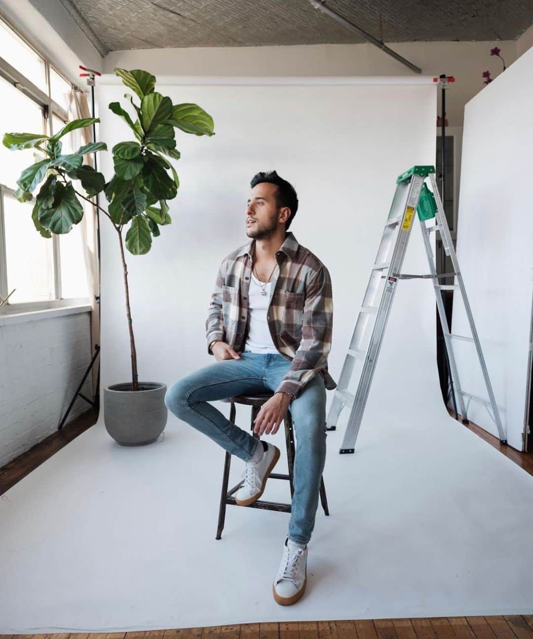 ハドソンのインスタグラム：「Nothing says putting in long hours like our Oversized Workshirt and Zack Skinny Jean. Are we right @motiankari ?」