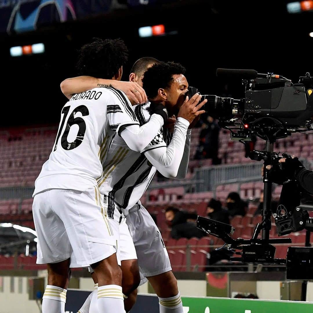 ユヴェントスFCさんのインスタグラム写真 - (ユヴェントスFCInstagram)「Just @west.mckennie kissing the cam after scoring with a bicycle kick at Camp Nou 😘🚲  #McKennieThings #BarçaJuve #JuveUCL #FinoAllaFine #ForzaJuve」12月9日 7時16分 - juventus