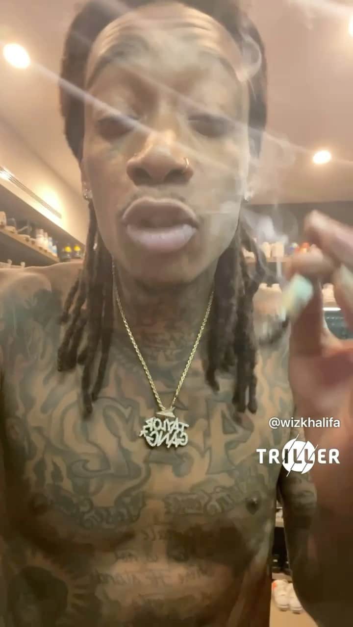 ウィズ・カリファのインスタグラム：「COVID goin around so we ain’t takin no trips 🧠」