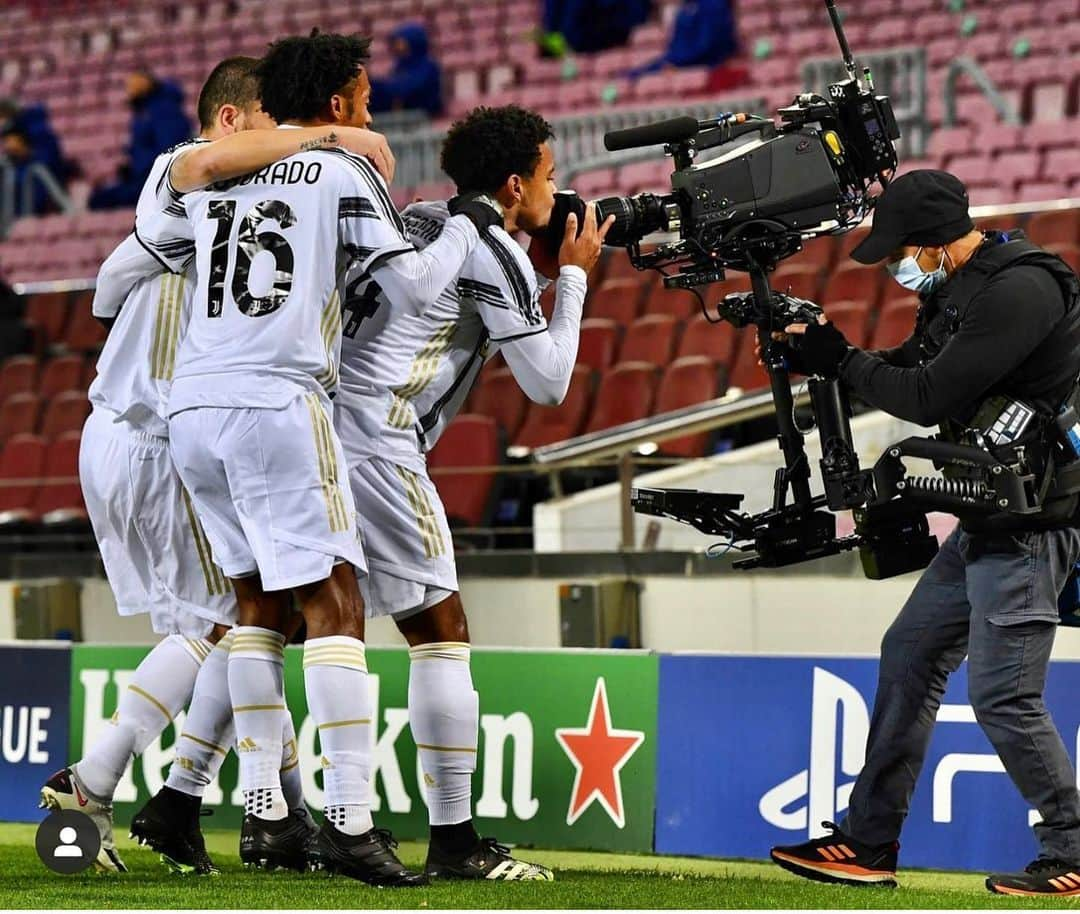 フアン・クアドラードさんのインスタグラム写真 - (フアン・クアドラードInstagram)「3 puntos de oro frente a un gran rival, y como siempre gloria y honra al REY de REYES 🙏🏾 #forzajuve 🏳️🏴 #finoallafine」12月9日 7時08分 - cuadrado