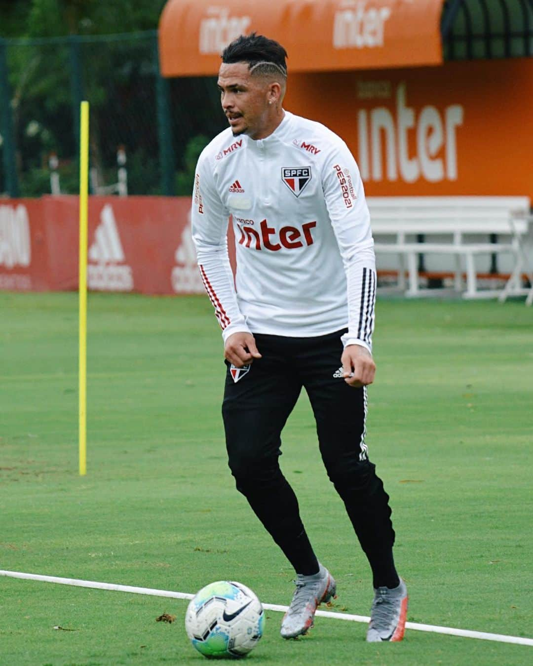 São Paulo FCさんのインスタグラム写真 - (São Paulo FCInstagram)「A 𝐥𝐮𝐭𝐚 não para. Prontos pra 𝐦𝐚𝐢𝐬 𝐮𝐦𝐚! ⠀⠀⠀⠀⠀⠀⠀⠀⠀ #VamosSãoPaulo 🇾🇪 ⠀⠀⠀⠀⠀⠀⠀⠀⠀ 📸 Erico Leonan / saopaulofc」12月9日 7時09分 - saopaulofc