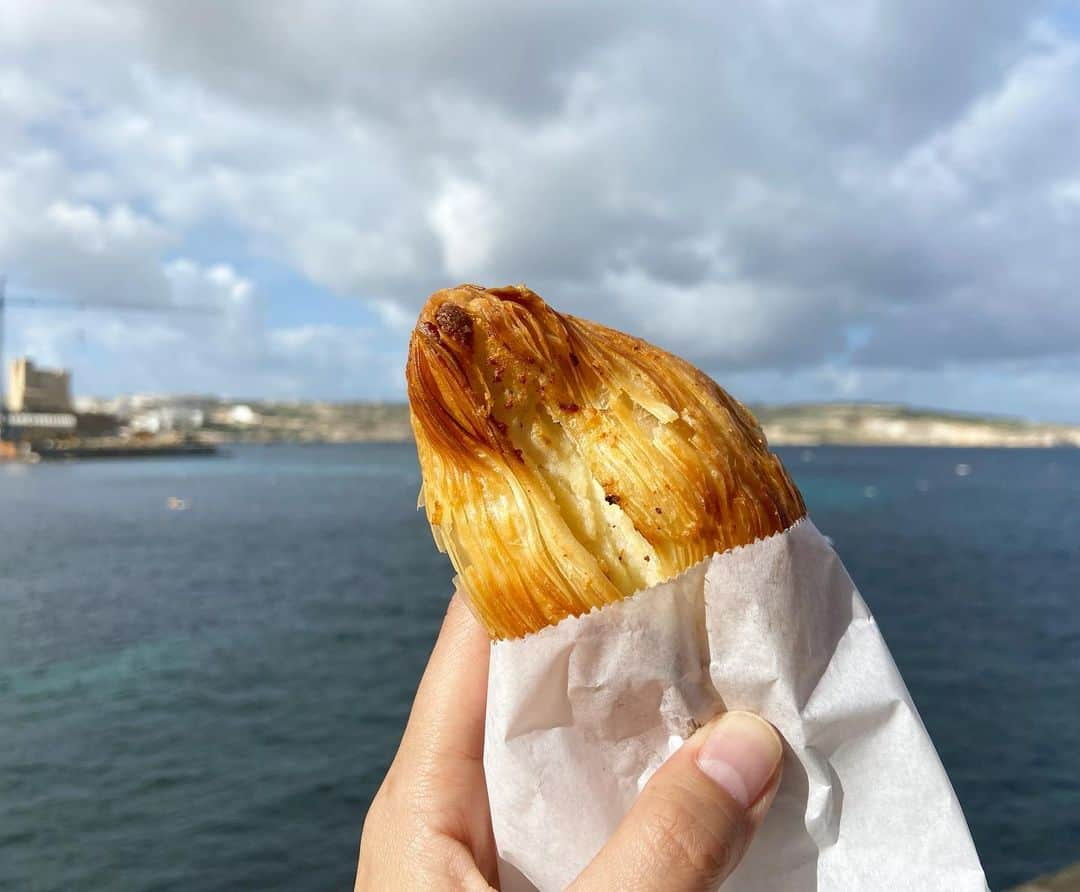 荒尾茉紀さんのインスタグラム写真 - (荒尾茉紀Instagram)「今日はヨガレッスンへ🎶スレンダーになれるかなぁ😍と思ったけど、教室に早く着きすぎて、カフェで朝ドーナツ🍩そしてレッスン後、近くの海沿いでマルタの伝統的なリコッタチーズパイ🥧プラマイ…ぷらす❓（笑）それにしても海が綺麗すぎる😭✨  I joined the private yoga lesson🧘‍♀️I'll try to take a video for Youtube next time❗️  #マルタ #malta #ロープヨガ #yoga #ドーナツ #donuts #pastizz #パイ #結果太りそう😂 #stpaulsbay #地中海」12月9日 7時10分 - maki.arao