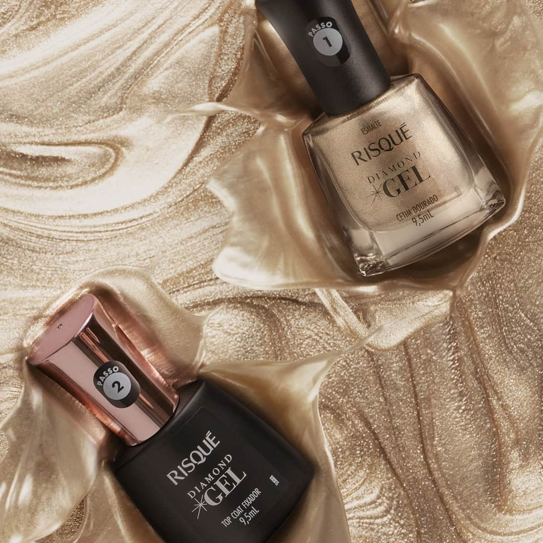 Risqueさんのインスタグラム写真 - (RisqueInstagram)「Mais brilho, mais durabilidade, mais volume e mais elegância. A linha #RisquéDiamondGel possui 20 cores exclusivas e sofisticadas e um Top Coat Fixador. Experimente o #CetimDourado para brilhar por aí com o #EfeitoGel nas unhas: basta passar a Cor (Passo 1) e finalizar com uma fina camada do Top Coat Fixador (Passo 2). ⠀ #TáNasNossasMãos #Risqué #Unhas #ViciadaEmVidrinhos #UnhasColoridas #Nails #EsmaltesRisque」12月9日 7時12分 - risqueoficial