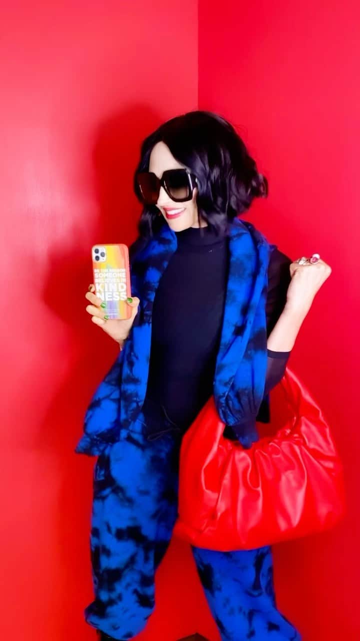 アリス+オリビアのインスタグラム：「Check out our super cute phone case collab with @casetify !! Be The Reason Someone Believes in Kindness....💝」