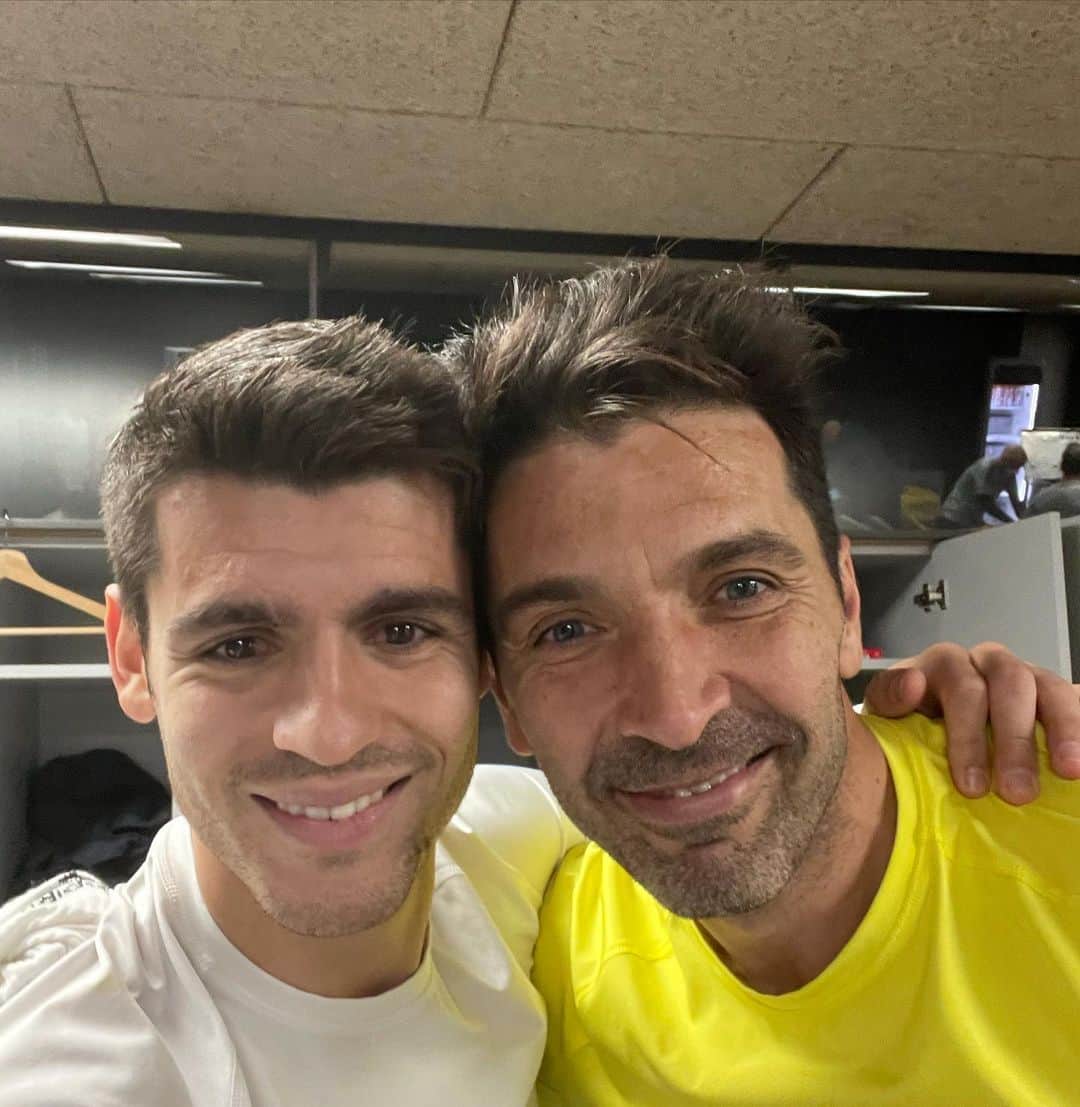 アルバロ・モラタのインスタグラム：「Grande partita! 1 posto  raggiunto! Grande Gigi!! @gianluigibuffon ⚪️⚫️🙌」
