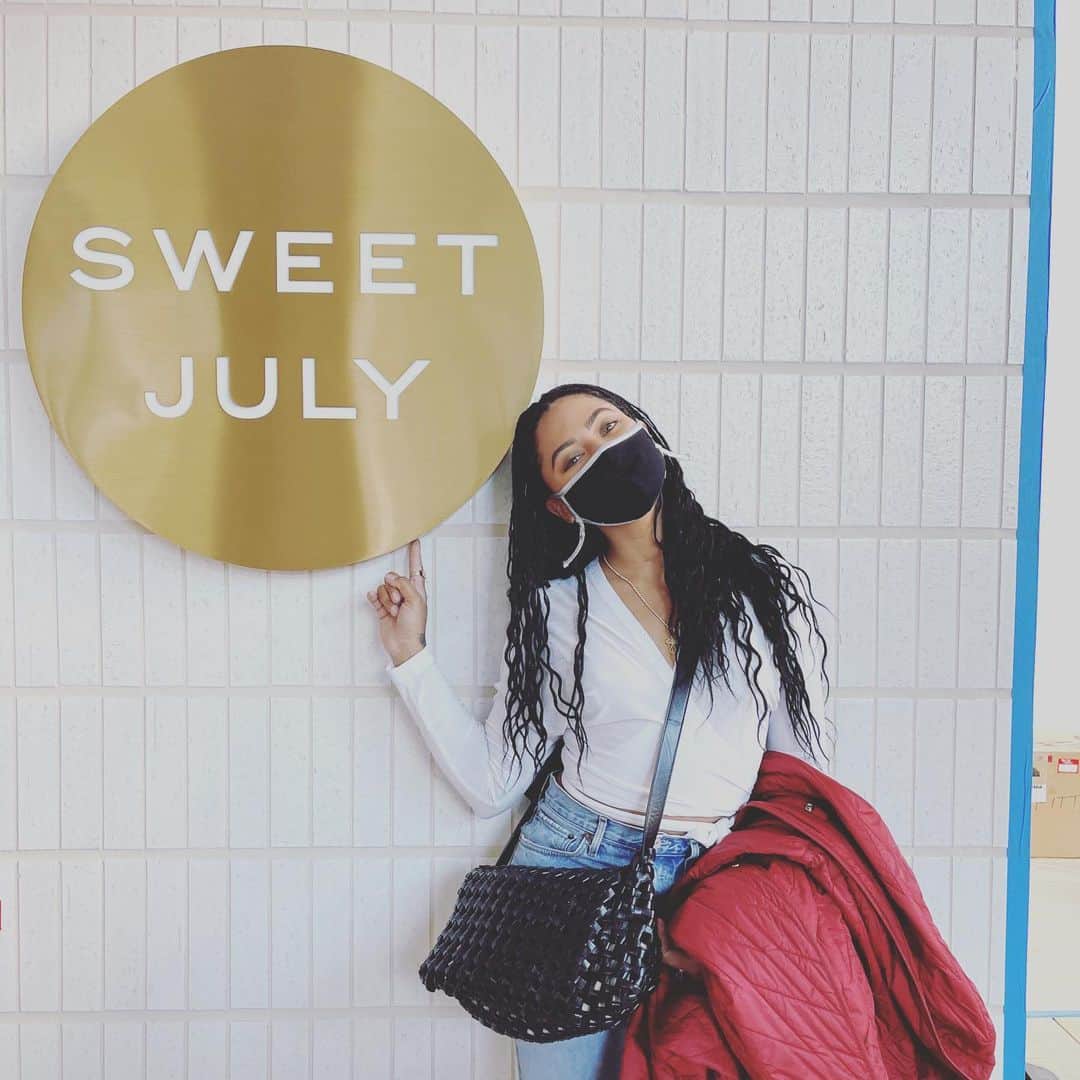 エイヨシャ・カレーのインスタグラム：「@sweetjuly flagship is coming to Oakland VERY soon! Make sure you’re following @sweetjuly for all of the details. You’ll be able to sip, taste, browse our latest magazine issue  and shop for gorgeous items that bring a little happiness and joy to the Self and Home.  I CAN’T WAIT! The team has been at it for a year now working on this baby! #walkgood」