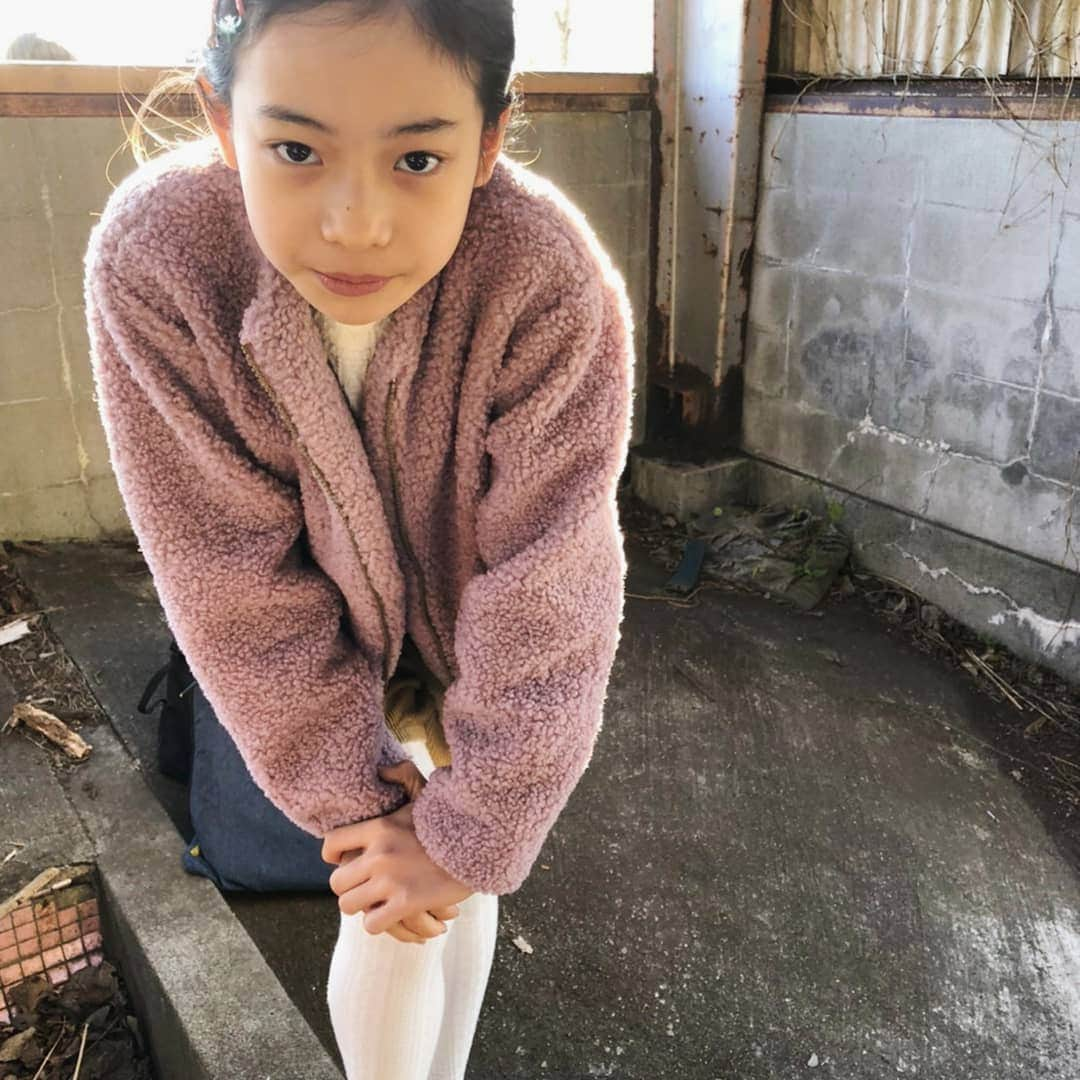 白鳥玉季さんのインスタグラム写真 - (白鳥玉季Instagram)「寒くなってきたからモコモコな洋服😆 あったかいからブランコしても大丈夫だよ😆✨  誘拐から無事帰ってこれるかな😭  #白鳥玉季 #極主夫道 #gokushufudo #向日葵 役」12月9日 12時47分 - shiratori_tamaki