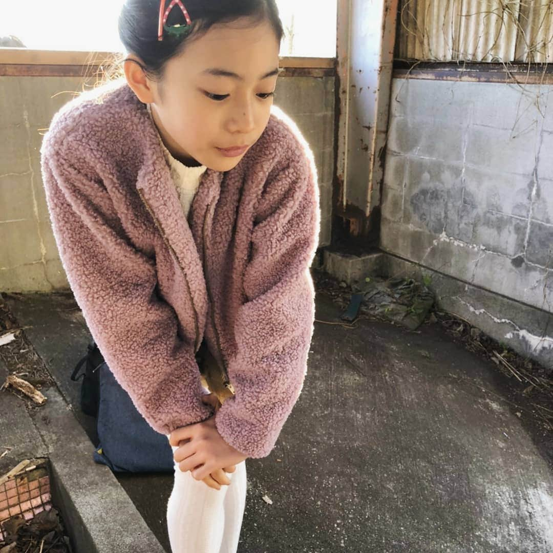 白鳥玉季さんのインスタグラム写真 - (白鳥玉季Instagram)「寒くなってきたからモコモコな洋服😆 あったかいからブランコしても大丈夫だよ😆✨  誘拐から無事帰ってこれるかな😭  #白鳥玉季 #極主夫道 #gokushufudo #向日葵 役」12月9日 12時47分 - shiratori_tamaki