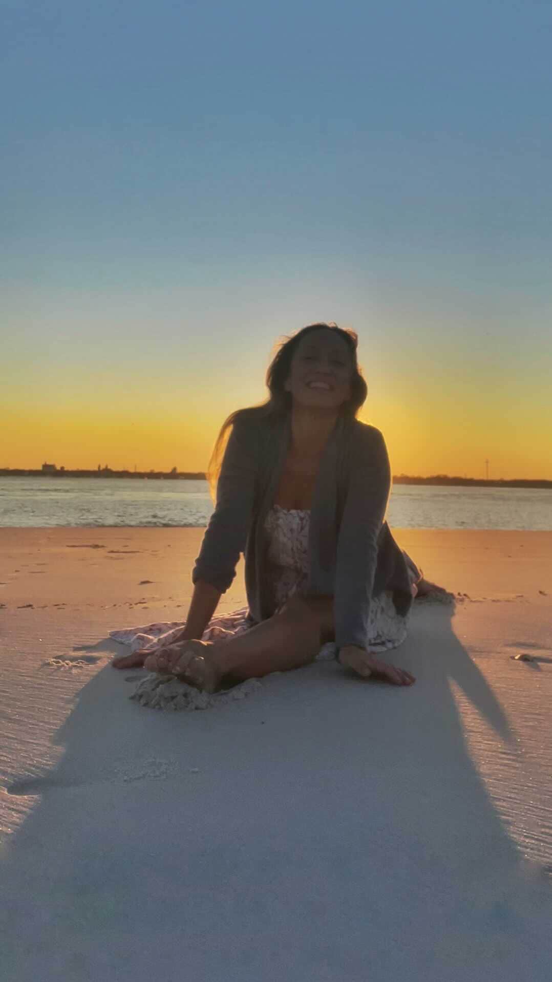キノ・マクレガ―のインスタグラム：「Do not try and change the world without first changing yourself. _ Sunset at Villano beach ☀️ No music because it’s just too beautiful as it is.  _ Practice with me tomorrow at 1 pm on @omstarsofficial  _ #yoga #florida #yogi splits #hanumanasana #omstars #beach #sunset  🙏💕」