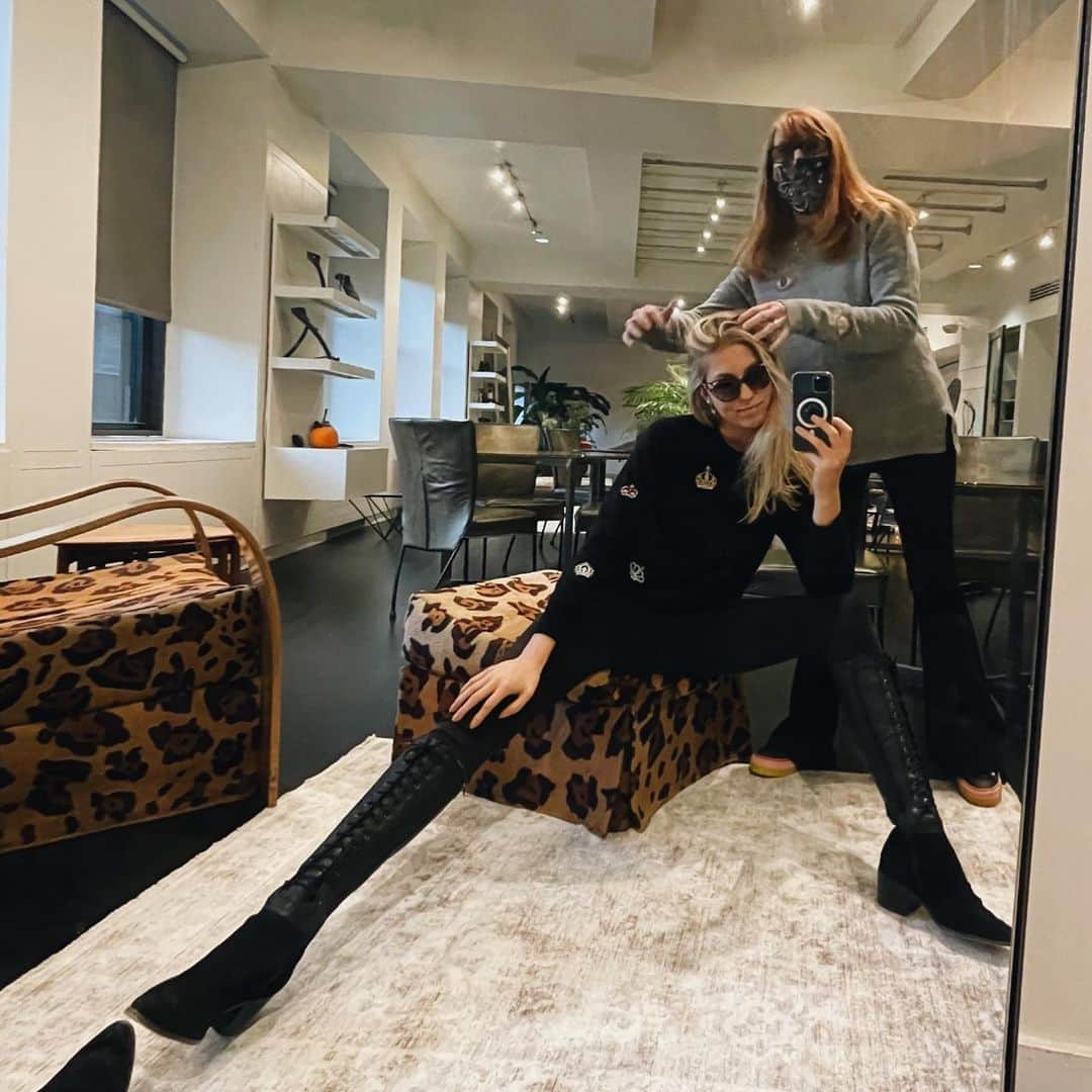 ニコールミラーのインスタグラム：「Trying to make our Elle girl look regal in her crazy for “The Crown” sweater.」