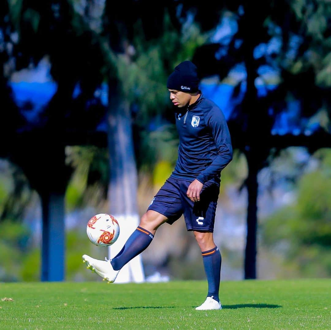 ジェフェルソン・モンテーロのインスタグラム：「Feliz de volver a los entrenamientos habituales junto a la caprichosa ⚽️⚽️⚽️ @clubqueretaro ✌️✌️✌️」