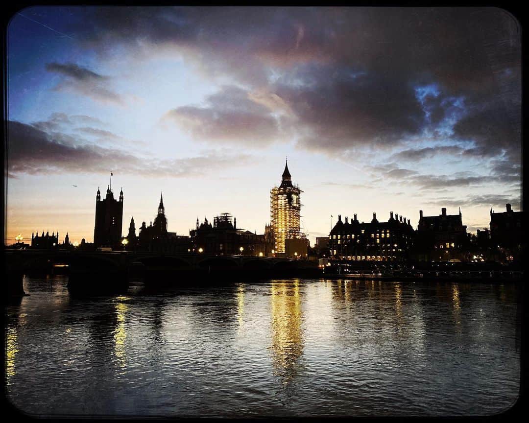 ジョン・ロス・ボウイさんのインスタグラム写真 - (ジョン・ロス・ボウイInstagram)「More London stuff. #feelgoodnetflix」12月9日 7時37分 - johnrossbowie