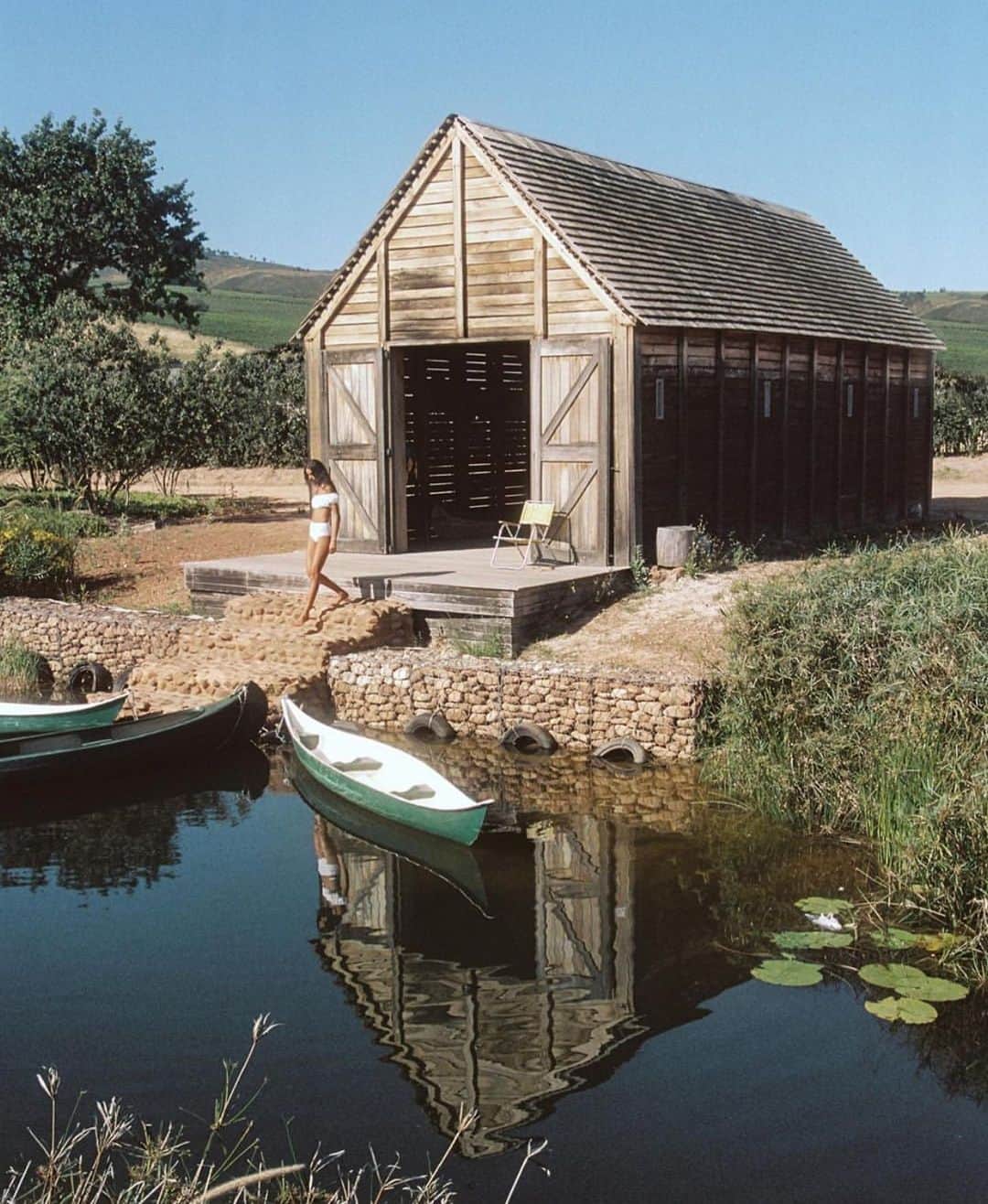 ハイディメリックのインスタグラム：「Hi. All this is on my Christmas list! Barn, Canoe, South Africa, lake. I wish I was joking... via @wolfcubwolfcub」