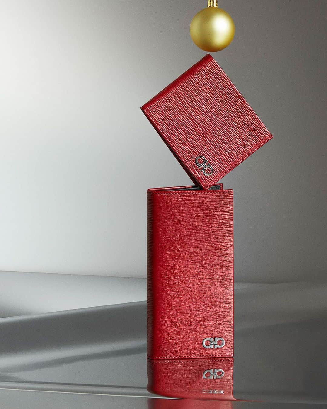 サルヴァトーレ・フェラガモさんのインスタグラム写真 - (サルヴァトーレ・フェラガモInstagram)「Constant Companion. Add a touch of festive cheer with a selection of red wallets crafted with a finely grained texture with the emblematic gold double #gancini clasp. #FerragamoHoliday #UnwrappingJoy」12月9日 7時44分 - ferragamo