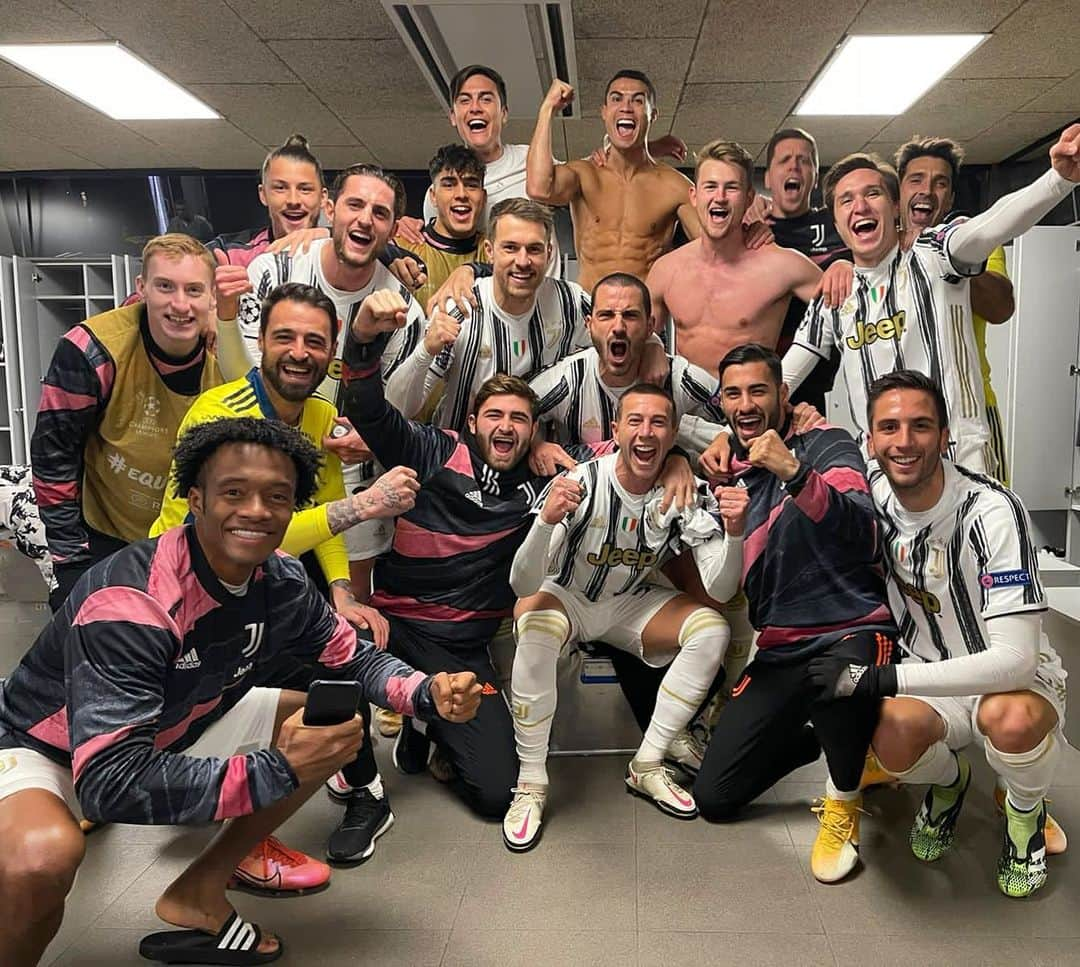 アドリアン・ラビオのインスタグラム：「Grande vittoria , Primo posto !  Serata perfetta !!! Complimenti a tutti 👏🏼🤩  #BarcaJuve #ForzaJuve #FinoAllaFine」