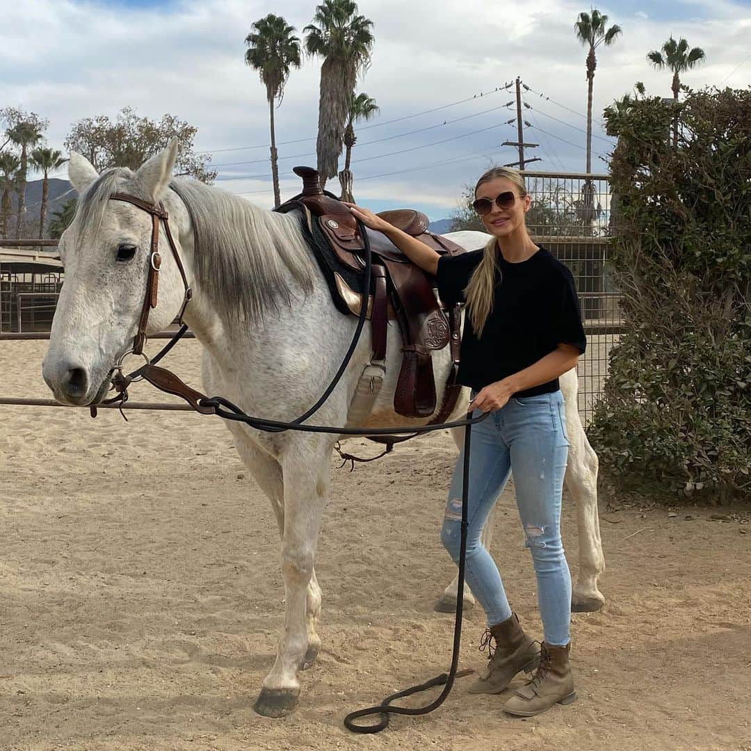 ジョアンナ・クルーパさんのインスタグラム写真 - (ジョアンナ・クルーパInstagram)「Enjoying the outdoors !  Taking horse back riding lessons in beautiful LA with Montana.  @scappa_eyewear」12月9日 7時49分 - joannakrupa