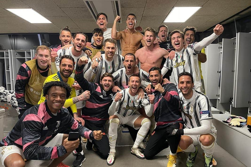 マタイス・デ・リフトさんのインスタグラム写真 - (マタイス・デ・リフトInstagram)「Top of the group... on to the knockout stages! #ForzaJuve #JuveUCL ⚪⚫ @championsleague」12月9日 7時59分 - mdeligt_