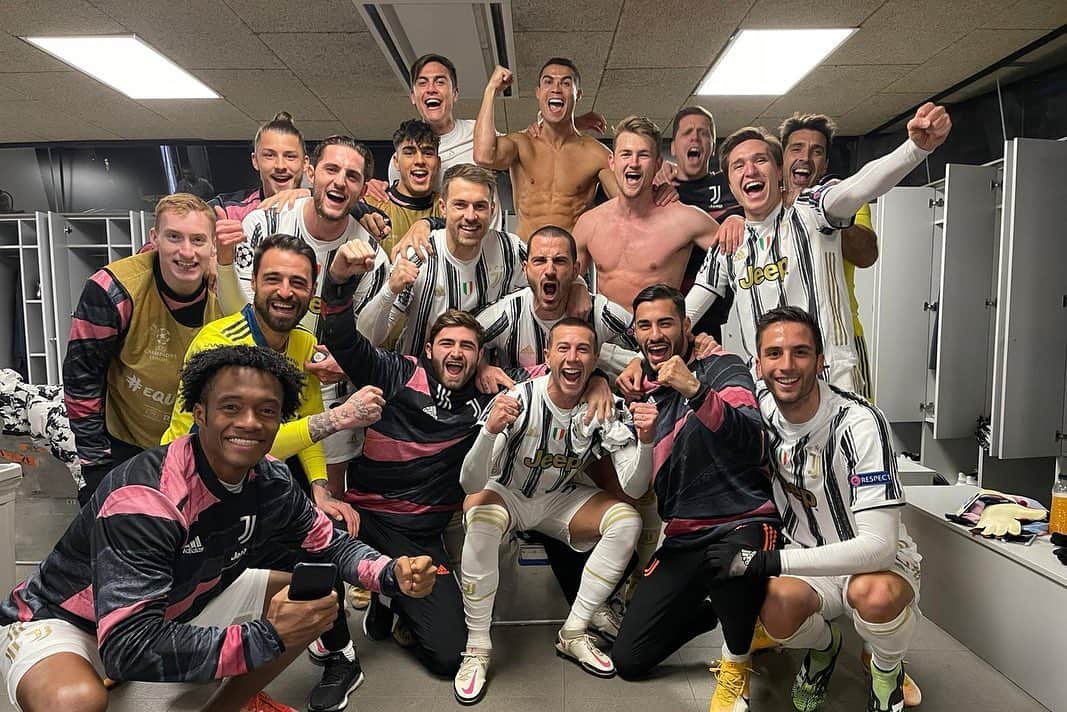 マタイス・デ・リフトのインスタグラム：「Top of the group... on to the knockout stages! #ForzaJuve #JuveUCL ⚪⚫ @championsleague」