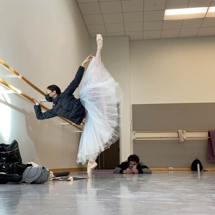 のインスタグラム：「Our typical conversation in the studio. @_angelogreco_  is capturing my mess (my belongings on the floor) not my dancing here 😆 アンジェロが私の散らかした私物の写真を撮影中。私の踊りを撮影しているのではありません💮 #partnerincrime #ballet #ballerina #ballerinalife #happy #happiness #dance #art #幸せ #バレエ #バレリーナ #work #サンフランシスコ　#sanfrancisco」