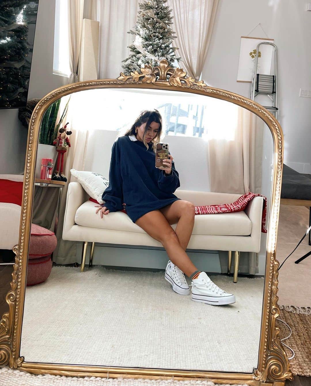 Nikki Blackketterさんのインスタグラム写真 - (Nikki BlackketterInstagram)「Cozy but like preppy but also sassy but more importantly Hufflepuff vibes ✨💛 Swipe for a surprise that may entail a grumpy old man glaring at me ✨🥰」12月9日 7時55分 - nikkiblackketter