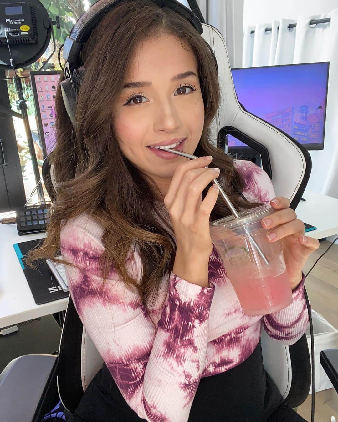 Pokimaneさんのインスタグラム写真 - (PokimaneInstagram)「⚠️ GIVEAWAY ⚠️🥳 gamin' & nommin' thanks to @postmates! and in spirit of the holidays & their Better Than Santa campaign, we're giving away a PC and $500 in credits so you can nom and game too 😄  to enter:  ✅ like this photo  ✅ leave a comment telling us why you want a new PC  ✅tag a friend who might want one too + include #betterthansanta #postmatescontest  You can also use code POKI25 for 25% off $30 #postmatespartner 😋」12月9日 8時00分 - pokimanelol