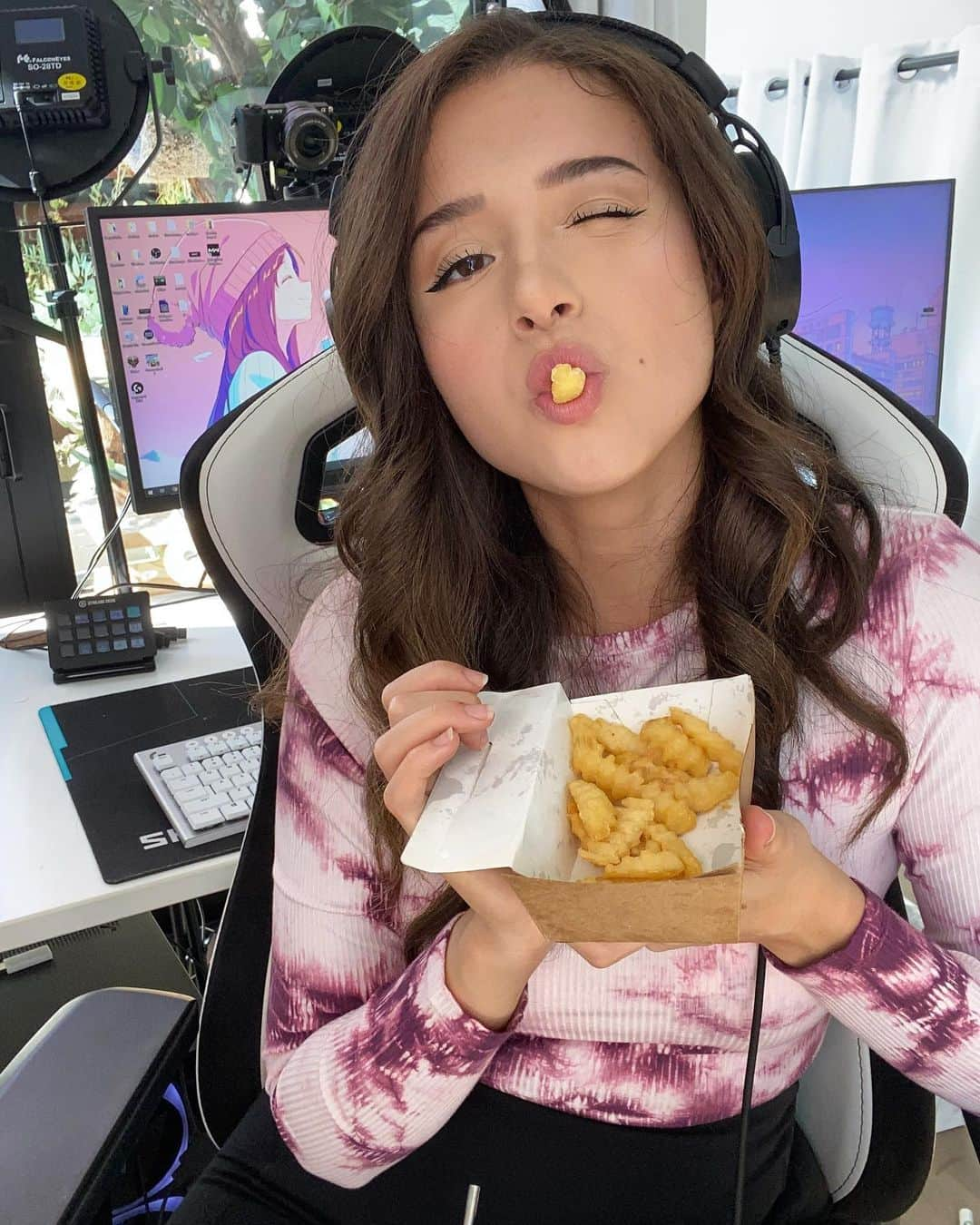 Pokimaneさんのインスタグラム写真 - (PokimaneInstagram)「⚠️ GIVEAWAY ⚠️🥳 gamin' & nommin' thanks to @postmates! and in spirit of the holidays & their Better Than Santa campaign, we're giving away a PC and $500 in credits so you can nom and game too 😄  to enter:  ✅ like this photo  ✅ leave a comment telling us why you want a new PC  ✅tag a friend who might want one too + include #betterthansanta #postmatescontest  You can also use code POKI25 for 25% off $30 #postmatespartner 😋」12月9日 8時00分 - pokimanelol