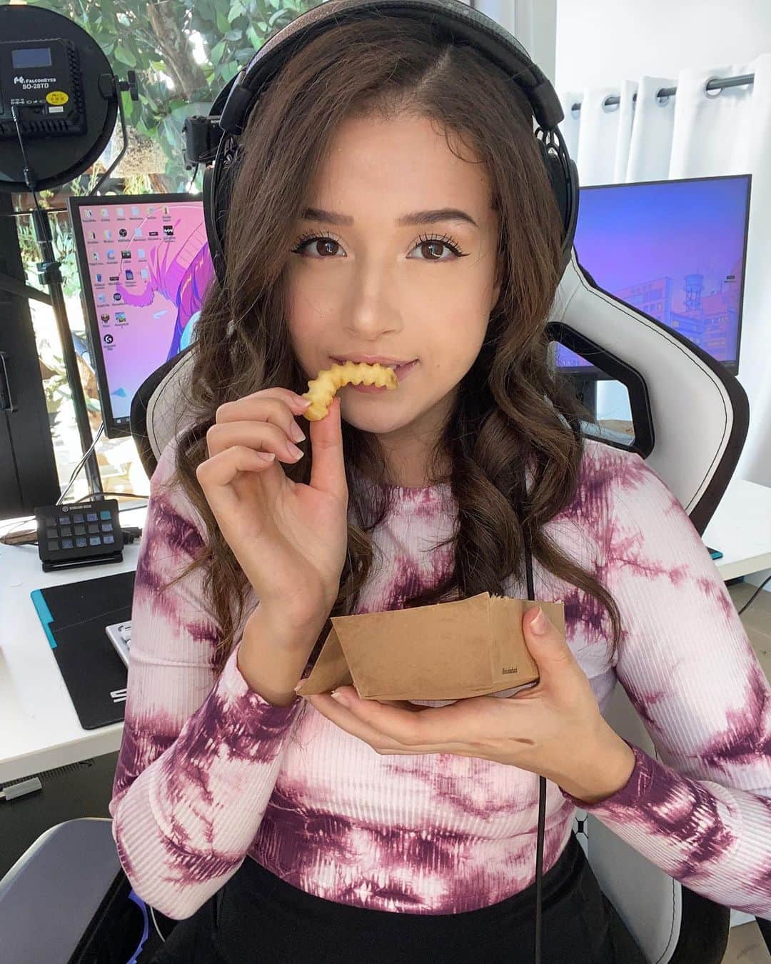 Pokimaneのインスタグラム：「⚠️ GIVEAWAY ⚠️🥳 gamin' & nommin' thanks to @postmates! and in spirit of the holidays & their Better Than Santa campaign, we're giving away a PC and $500 in credits so you can nom and game too 😄  to enter:  ✅ like this photo  ✅ leave a comment telling us why you want a new PC  ✅tag a friend who might want one too + include #betterthansanta #postmatescontest  You can also use code POKI25 for 25% off $30 #postmatespartner 😋」